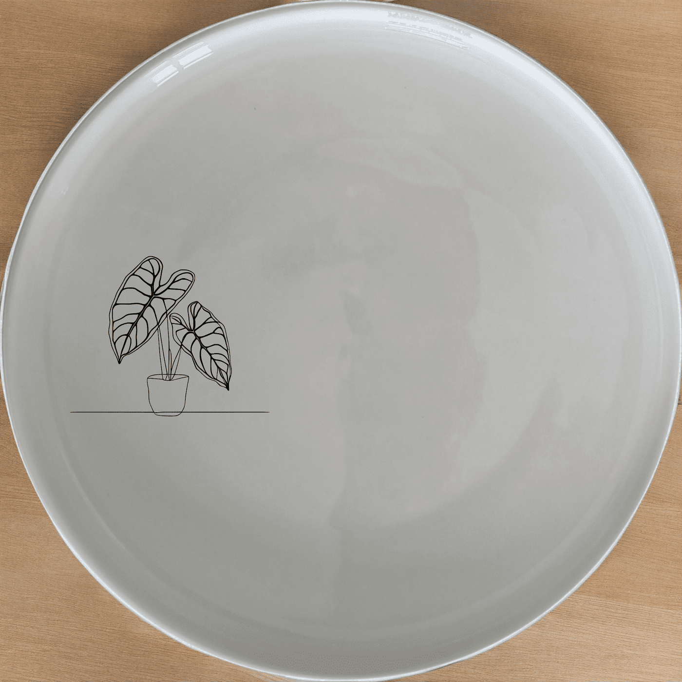 Alocasia Zebrina Side Plate Set of 4 adds a touch of nature to your dining table with its minimalist design and elegant plant motif.