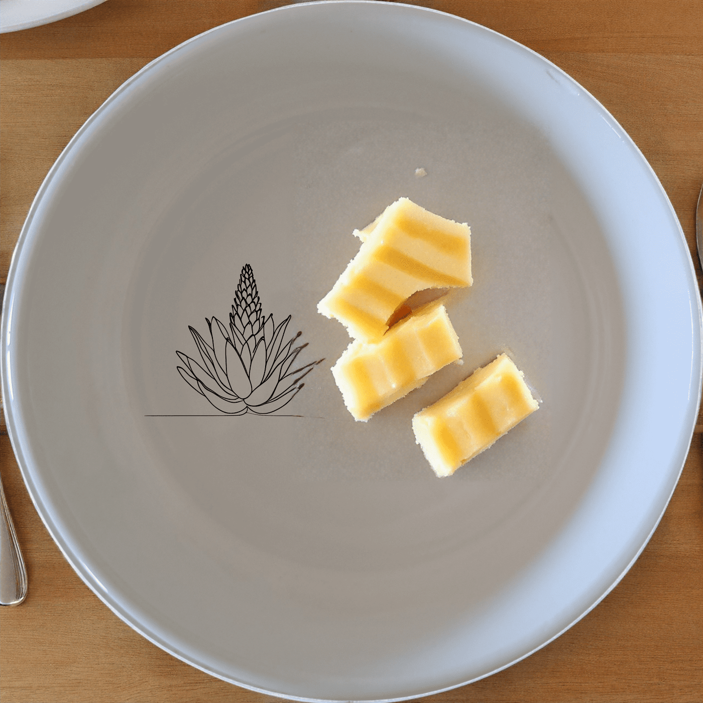 The Aloe Ferox Flower Spike Bowl Set of 4 adds a touch of nature to your dining table with its elegant design and versatile use.