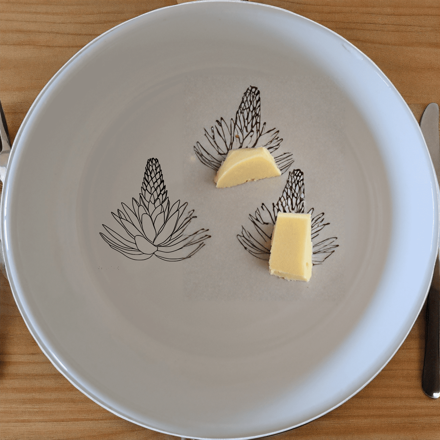 The Aloe Ferox Flower Spike Bowl Set of 4 features elegant botanical designs perfect for any dining occasion.