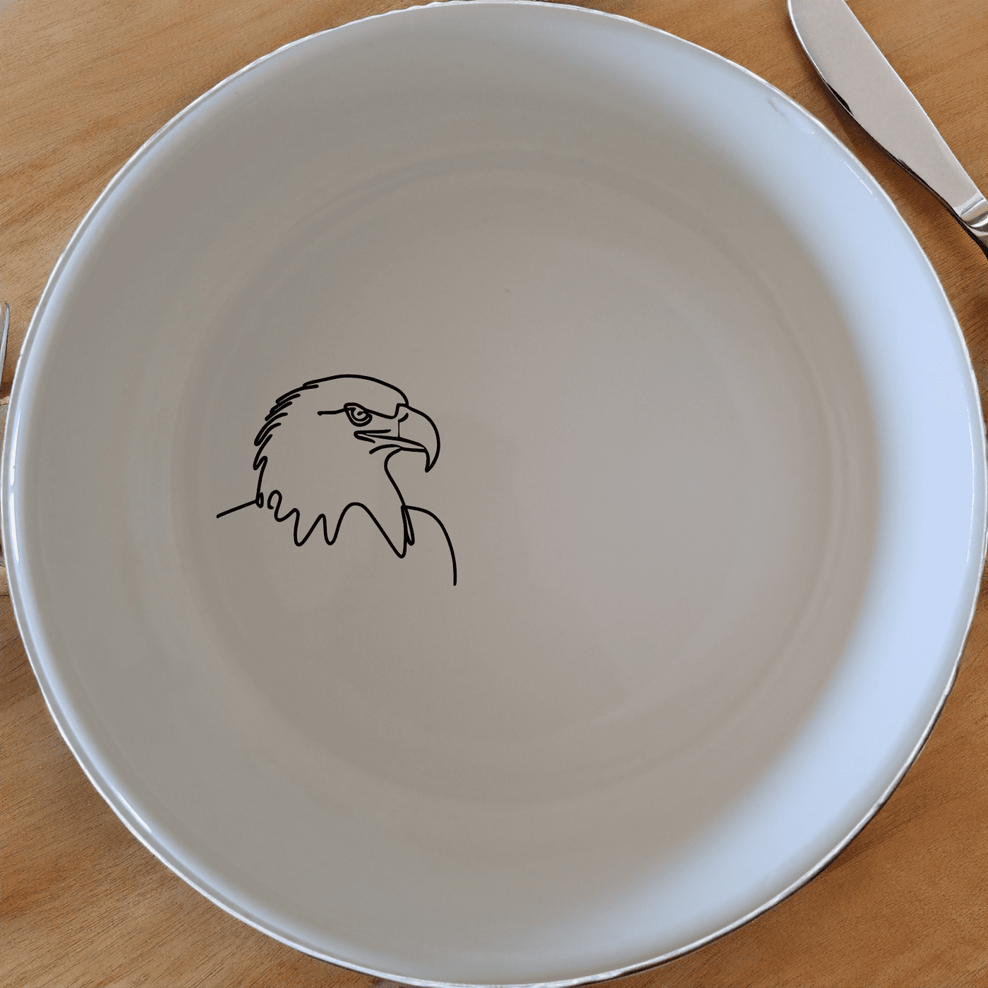 The American Bald Eagle Bowl Set of 4 features a striking eagle design, perfect for adding a touch of patriotism to your dining table.