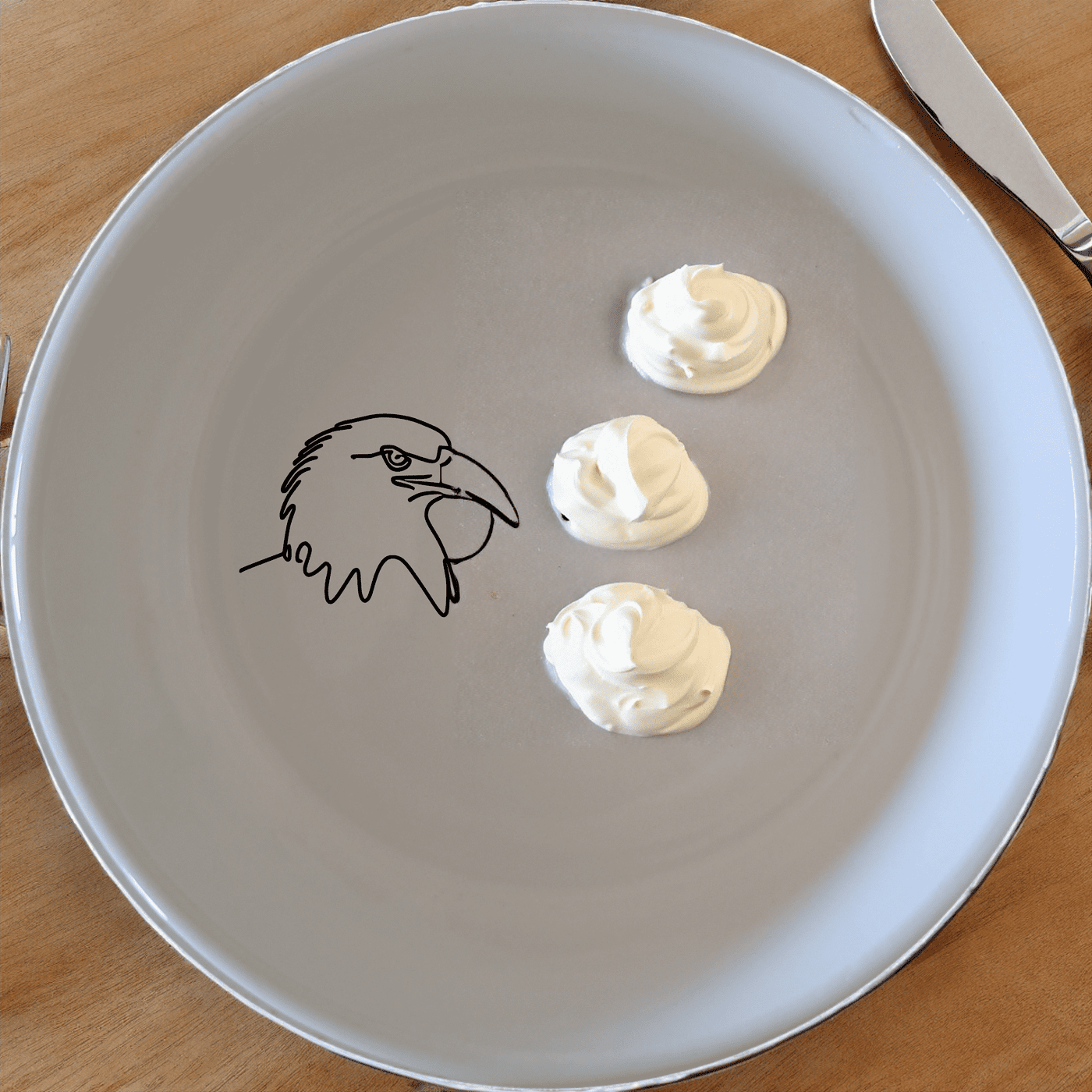 The American Bald Eagle Bowl Set of 4 features a striking eagle design, perfect for adding a touch of patriotism to your dining table.