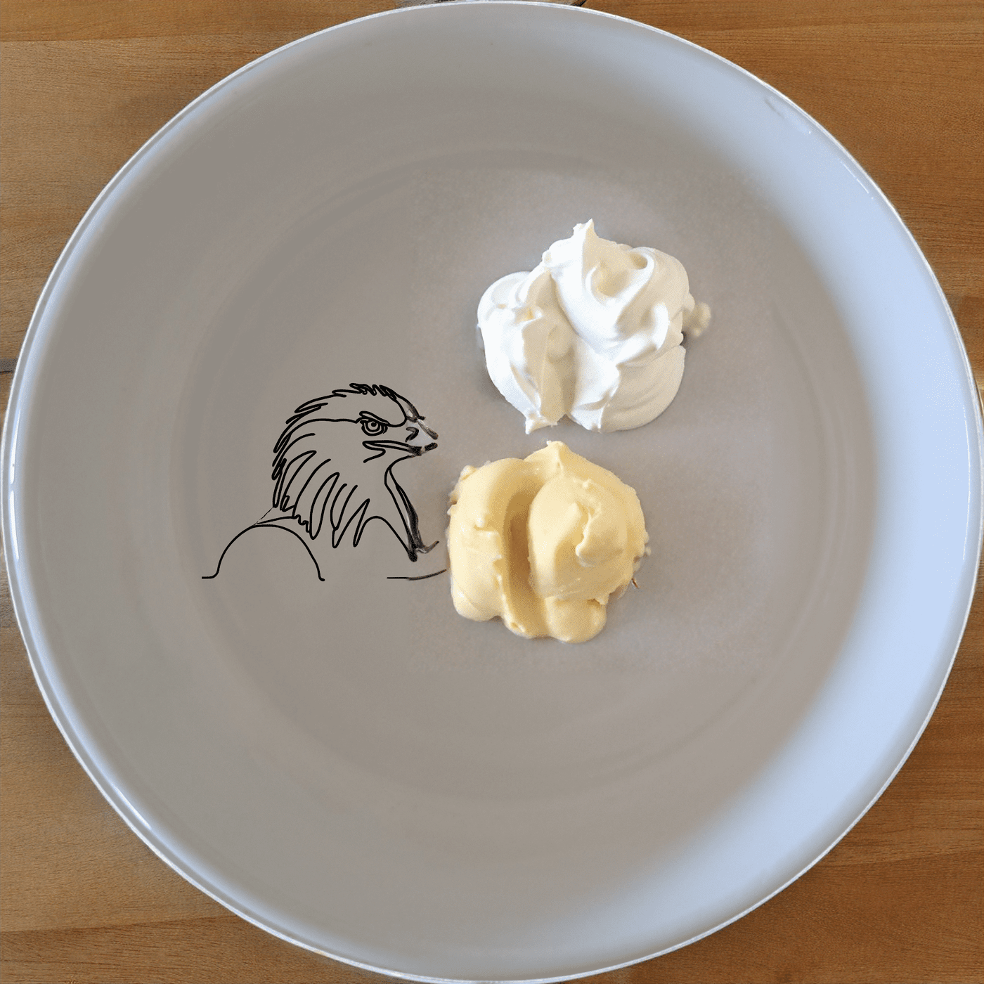The American Bald Eagle Bowl Set of 4 features a striking eagle design, perfect for adding a touch of patriotism to your dining experience.