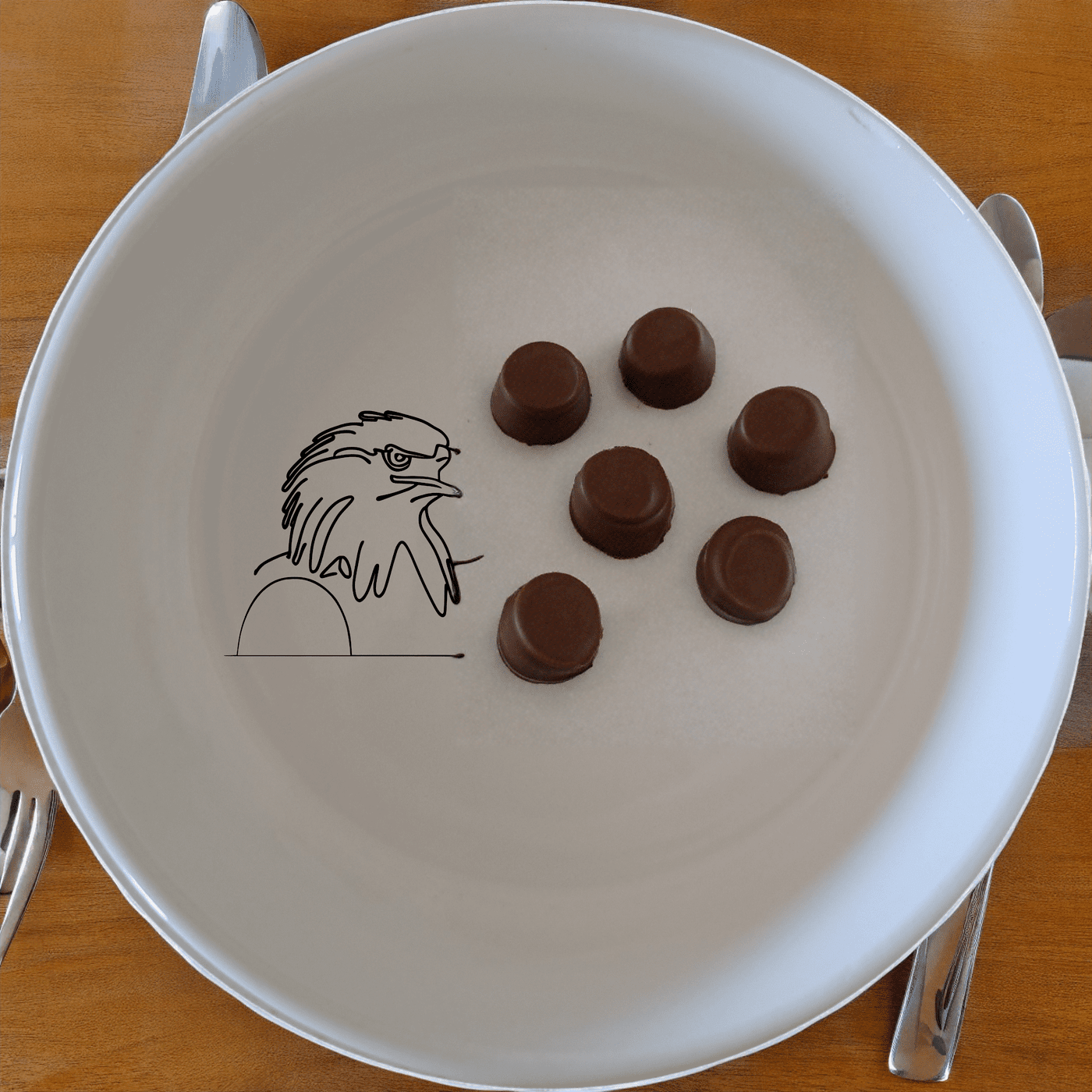 The American Bald Eagle Bowl Set of 4 features a striking eagle design, perfect for adding a touch of patriotism to your table setting.