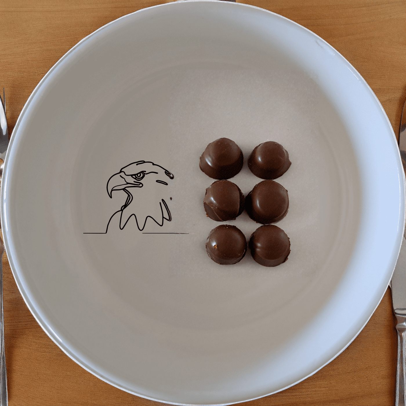 The American Bald Eagle Bowl Set of 4 features a striking eagle design, perfect for adding a touch of patriotism to your dining table.