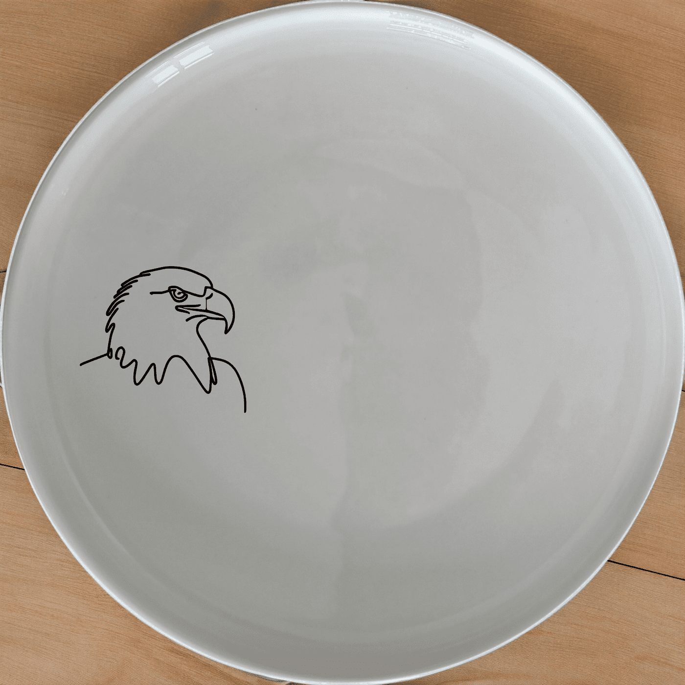 The American Bald Eagle Dinner Plate Set of 4 features a striking design that captures the majestic beauty of this iconic bird.