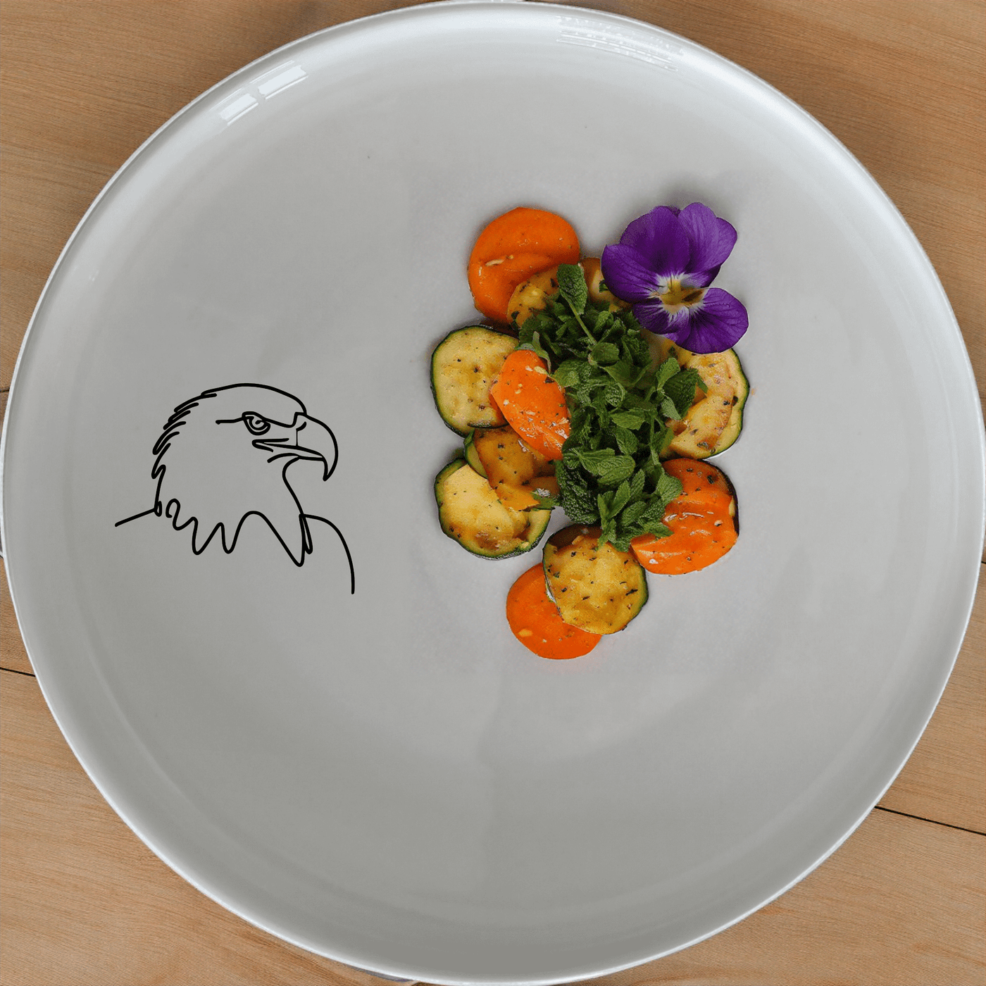 The American Bald Eagle Dinner Plate Set of 4 features a striking design that captures the majestic beauty of this iconic bird.