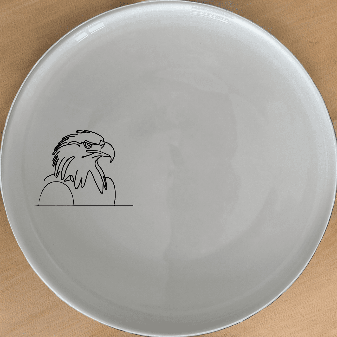 American Bald Eagle Dinner Plate Set of 4 features a sleek, minimalist design perfect for modern dining. This set of four plates combines style and functionality, making it an ideal choice for everyday use or special occasions.