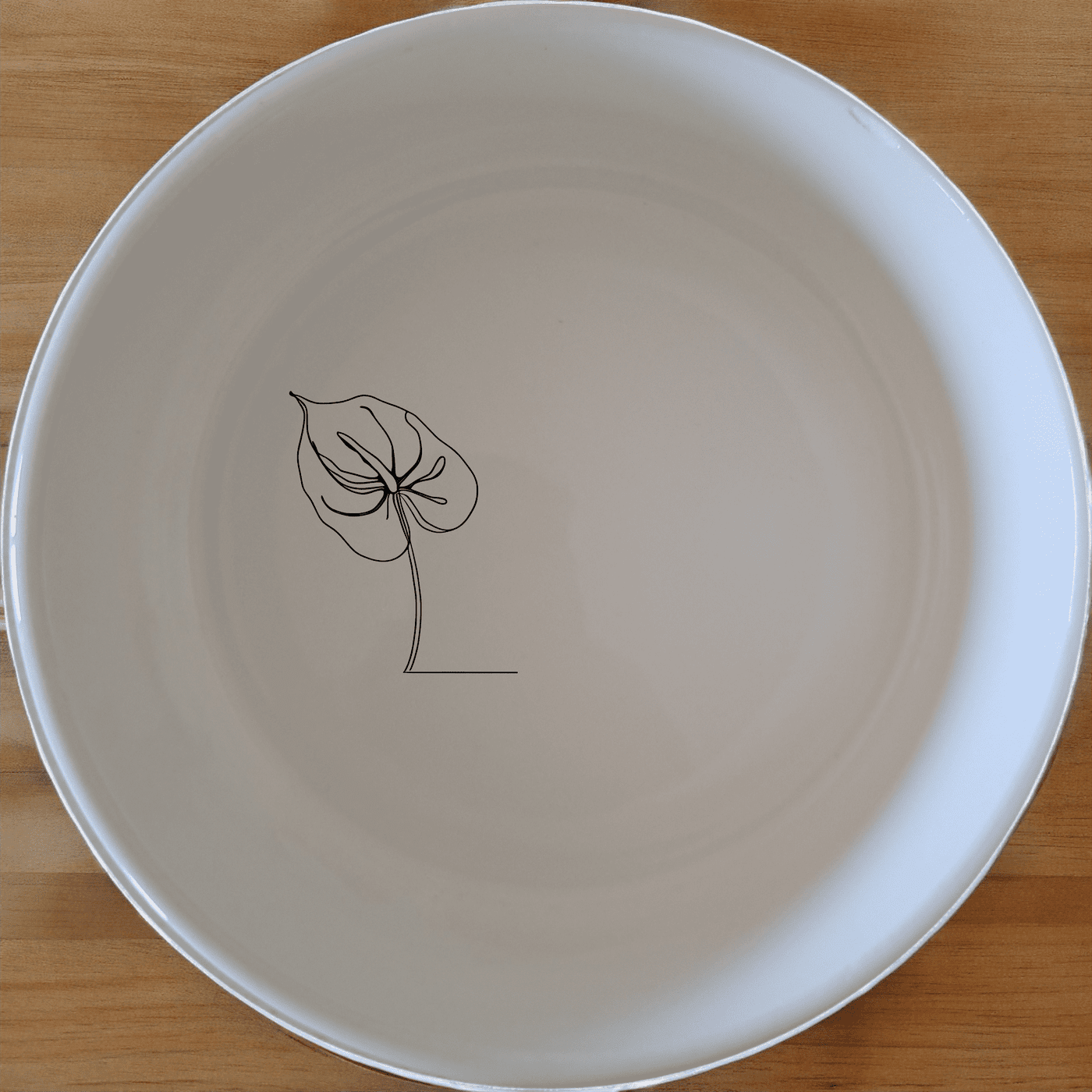 Anthurium Clarinervium Bowl Set of 4 brings a touch of elegance to your table with its minimalist design and subtle botanical motif.
