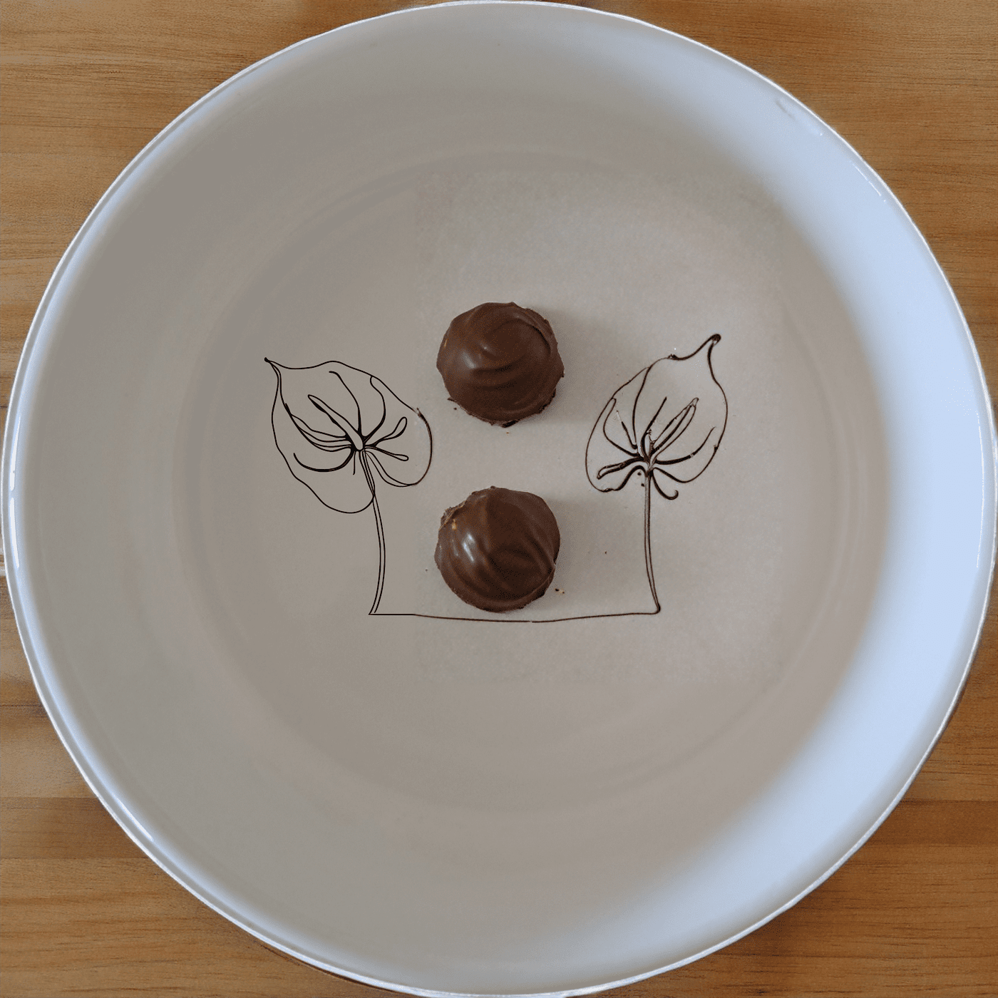 Anthurium Clarinervium Bowl Set of 4 brings a touch of elegance to your table with its minimalist design and subtle botanical motif.