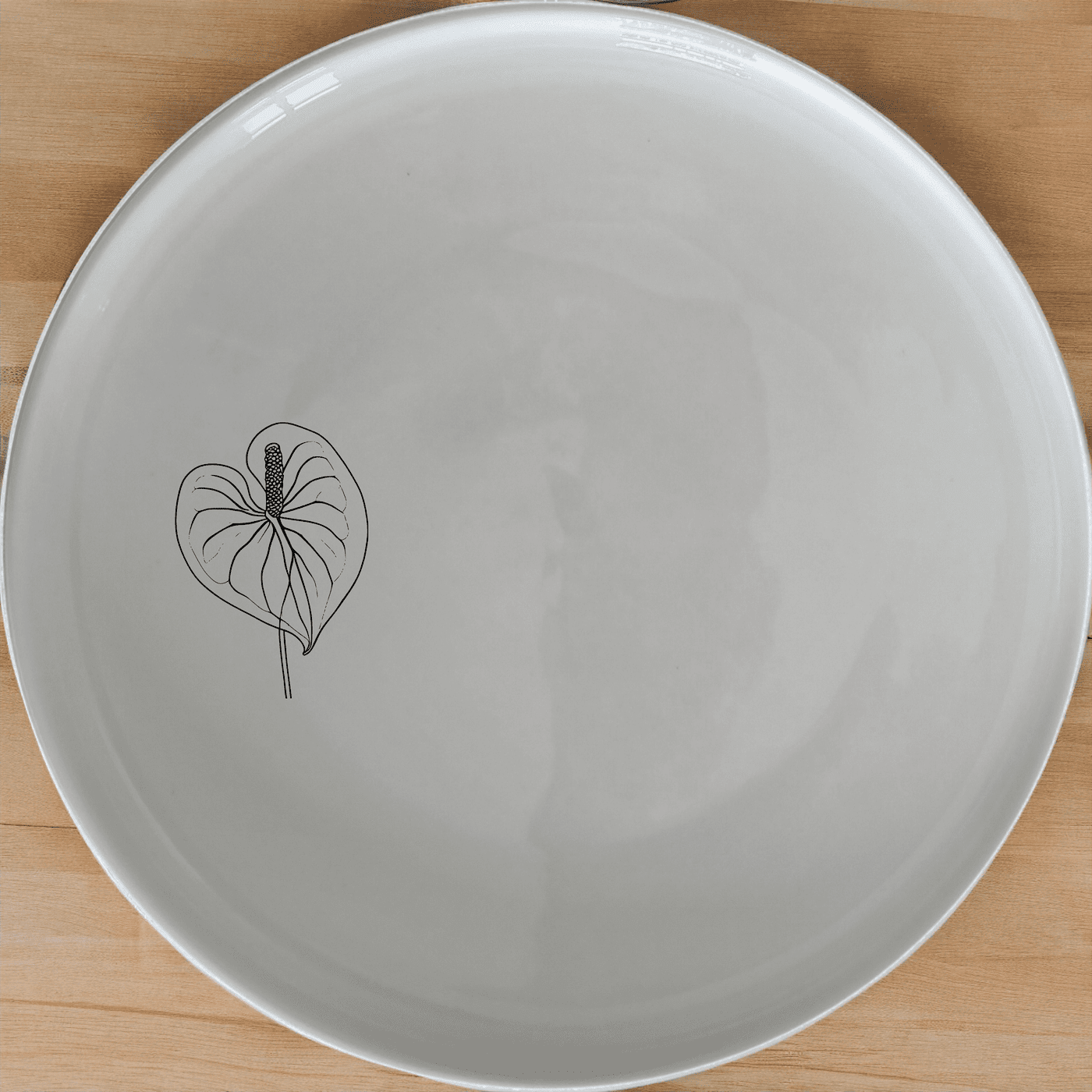 Anthurium Clarinervium Dinner Plate Set of 4 features a sleek, modern design perfect for any dining occasion.