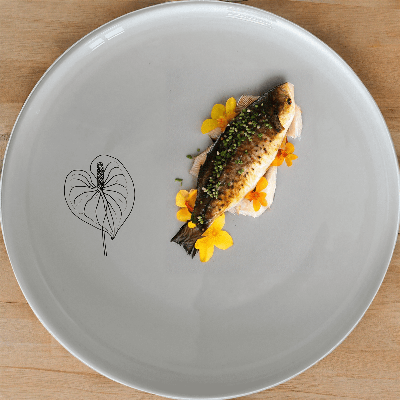 Anthurium Clarinervium Dinner Plate Set of 4 features a sleek, modern design perfect for any dining occasion.