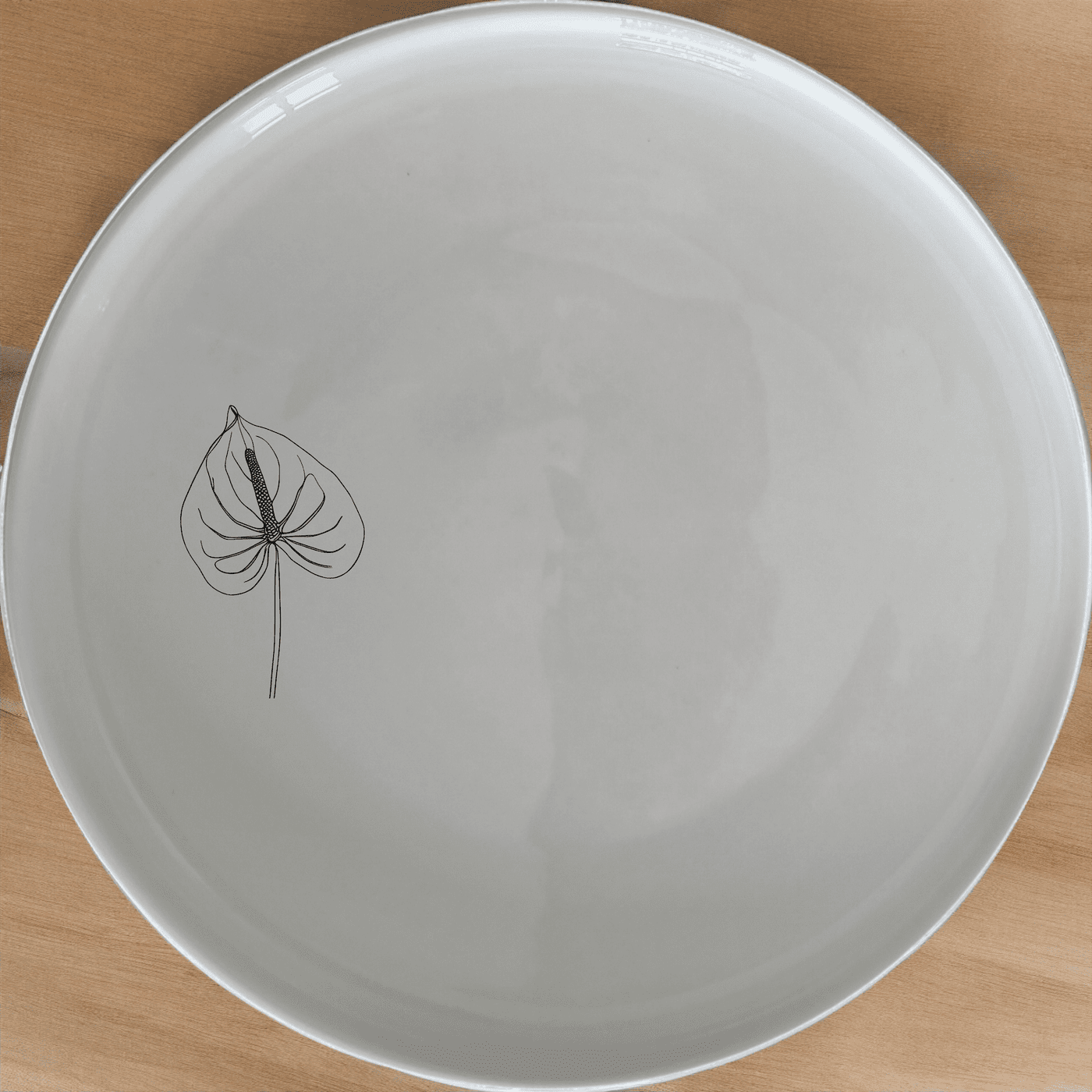 Anthurium Clarinervium Side Plate Set of 4 brings a touch of elegance to your dining table with its intricate design and classic white finish.