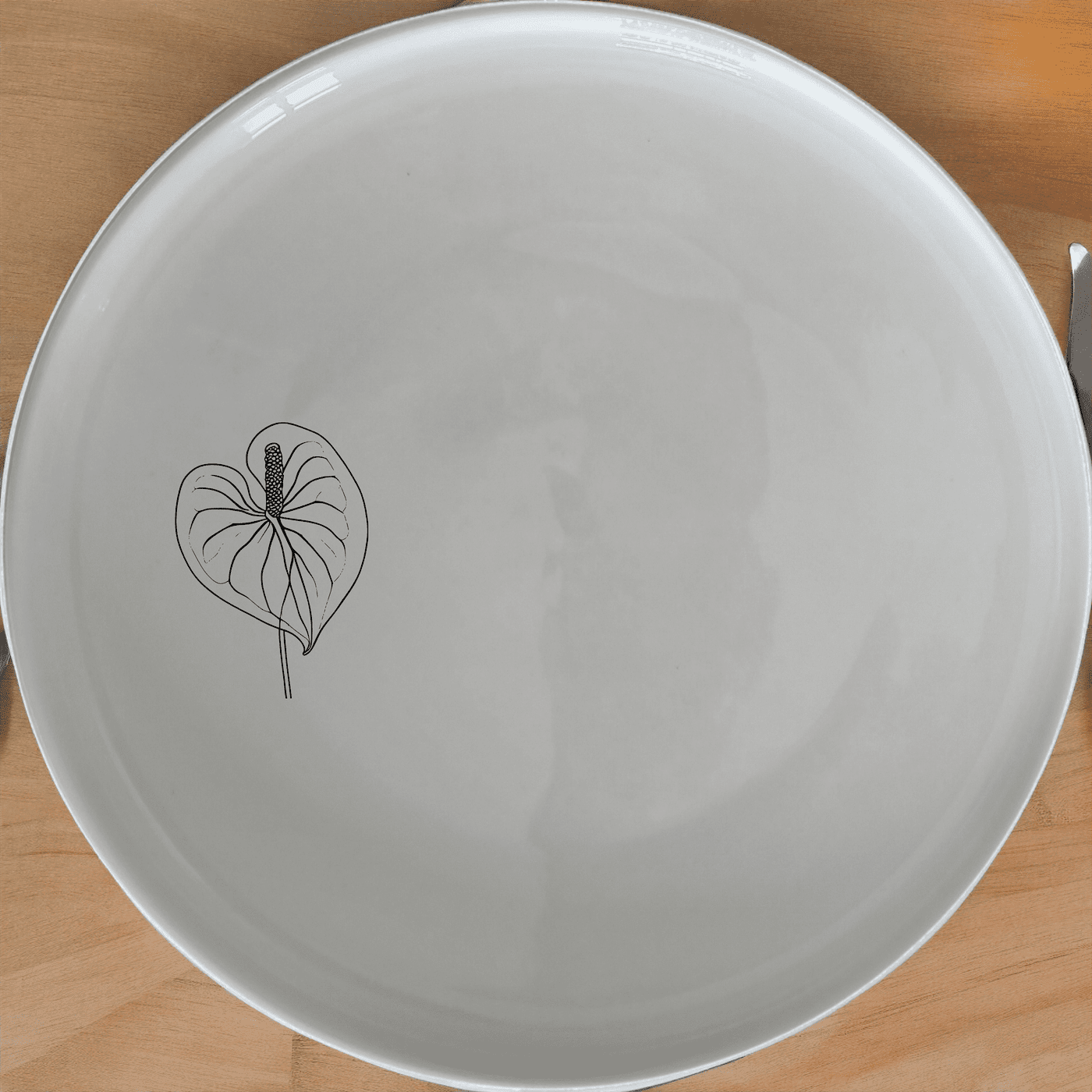 Anthurium Clarinervium Side Plate Set of 4 offers a sophisticated and modern design perfect for any dining table. Crafted from high-quality ceramic, these plates feature a subtle, elegant Anthurium Clarinervium illustration that adds a touch of nature to your meals. Ideal for both everyday use and special occasions, this set is dishwasher and microwave safe, ensuring easy care and durability.