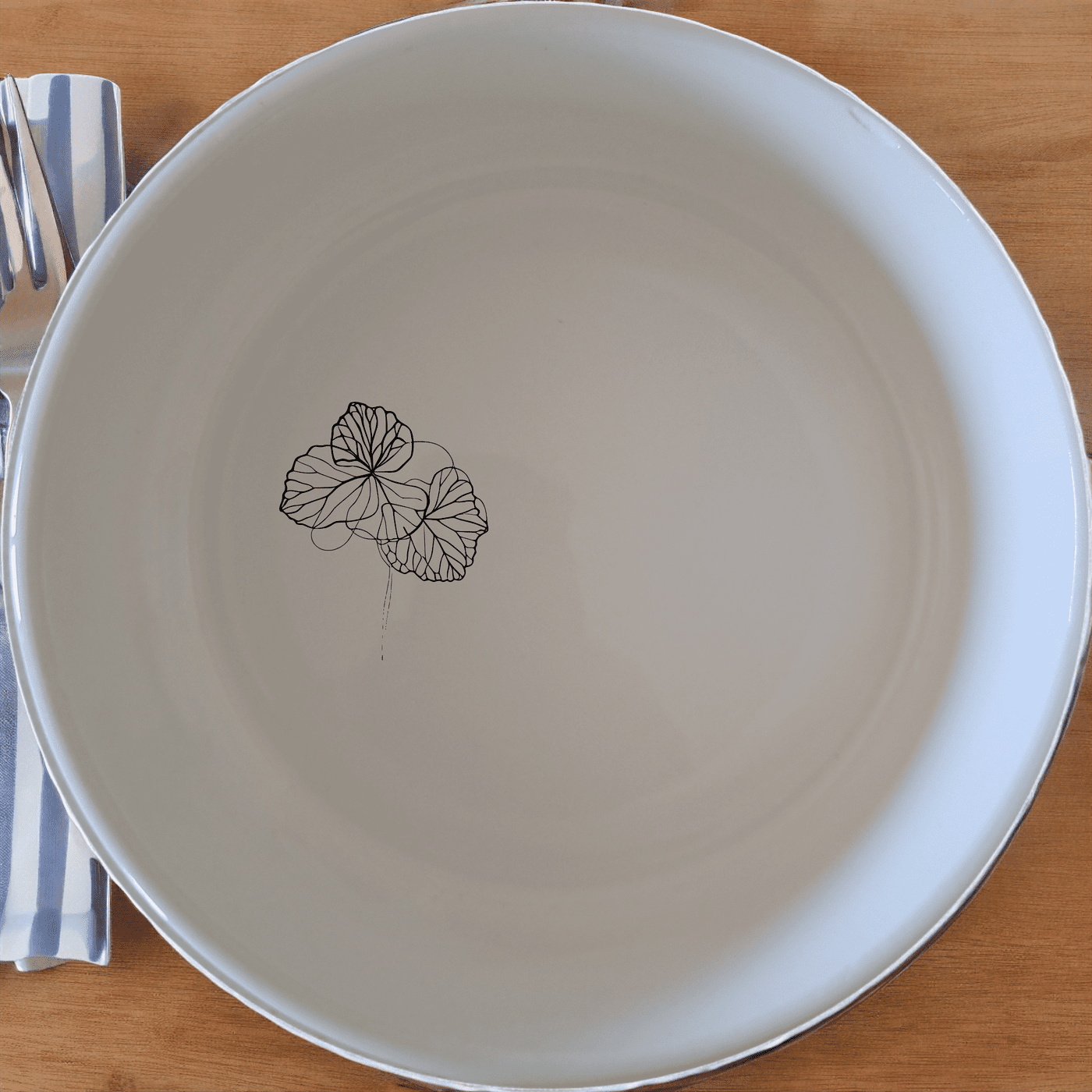 The Begonia Maculata Bowl Set of 4 features delicate botanical designs, perfect for adding a touch of nature to your dining experience.