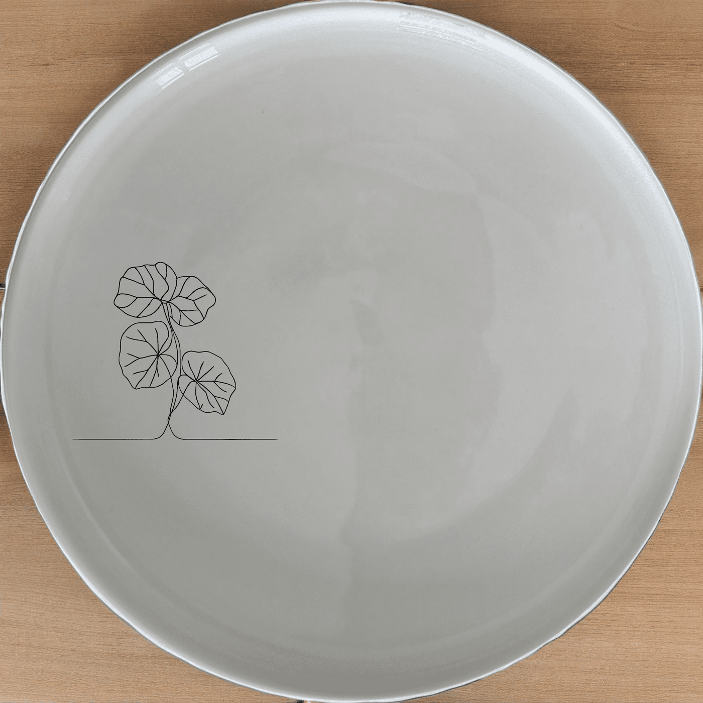 Begonia Maculata Dinner Plate Set of 4 features a minimalist design with an elegant botanical motif, perfect for modern dining.