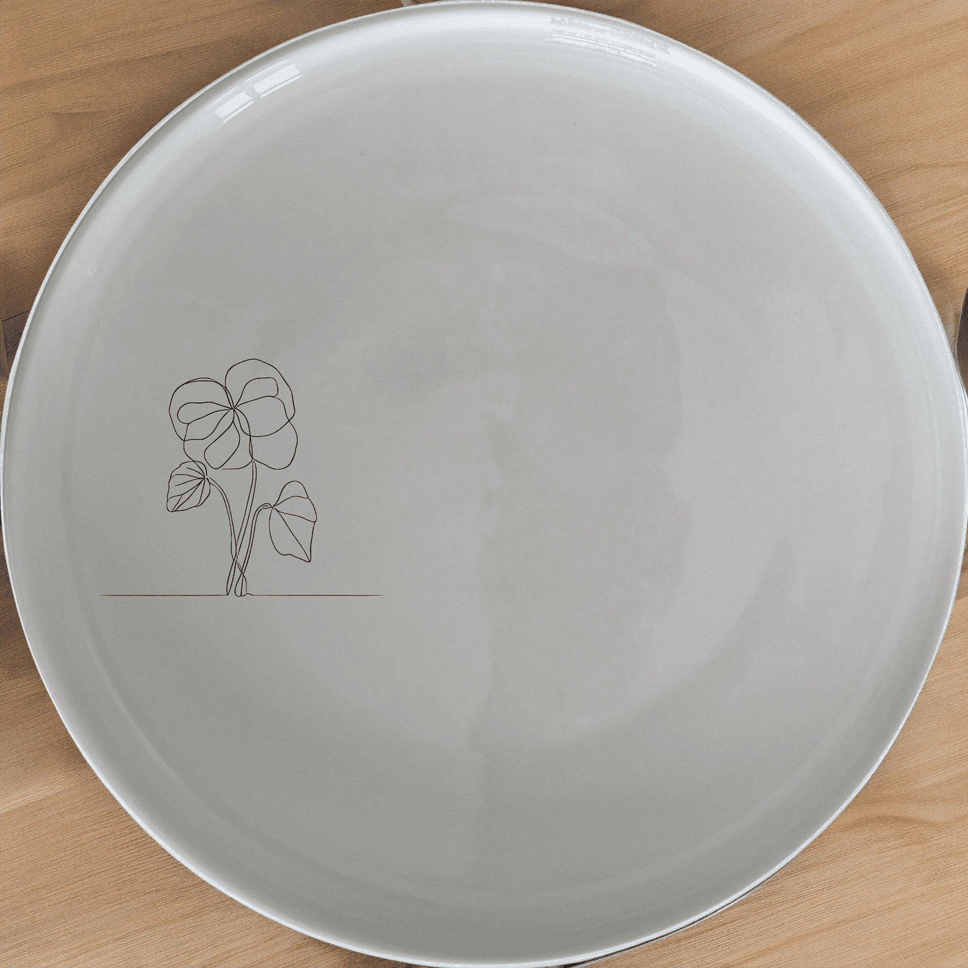 Begonia Maculata Dinner Plate Set of 4 is a stylish and versatile dinnerware set perfect for any dining occasion.