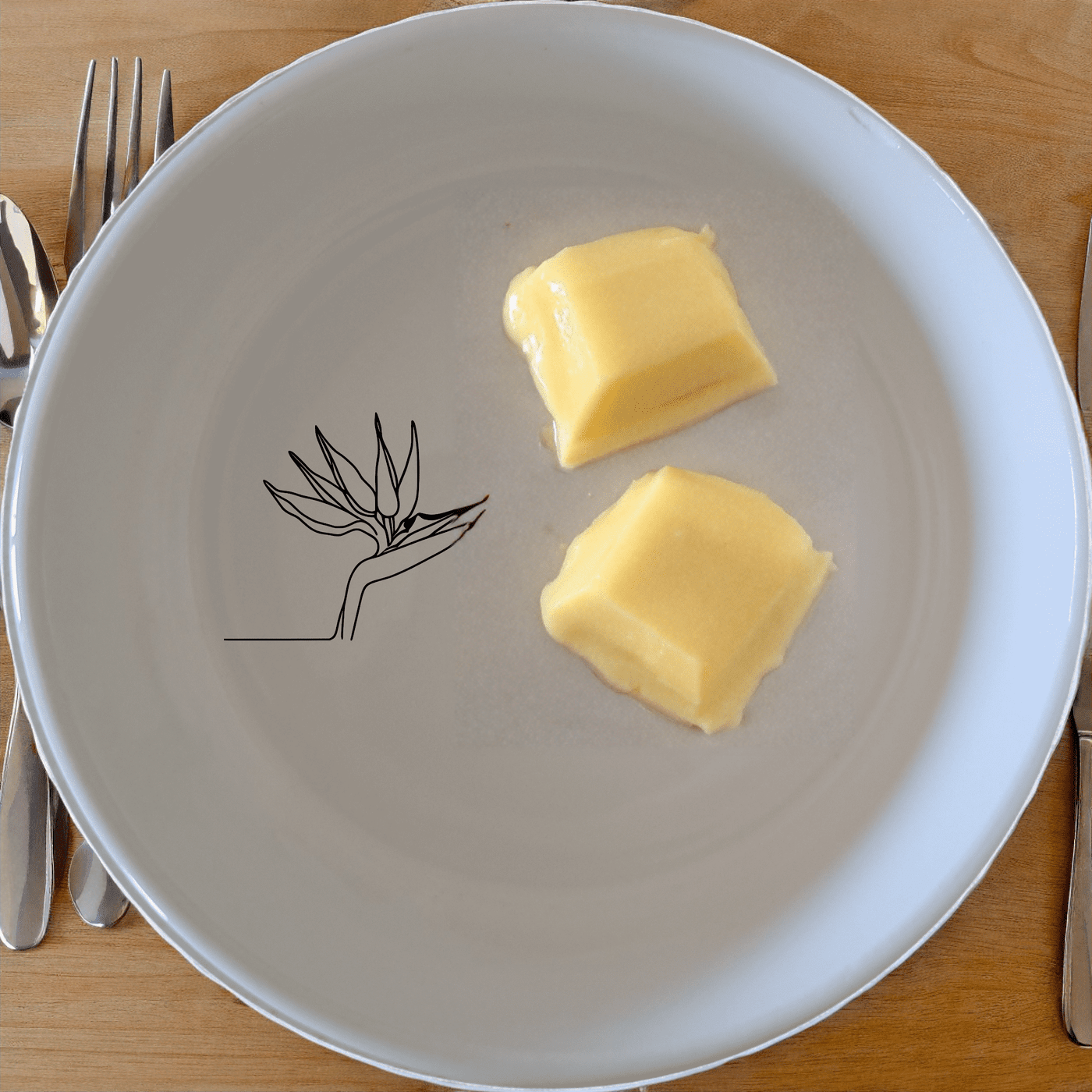 The Bird of Paradise Bowl Set of 4 features a unique design that adds a touch of nature to your dining experience.