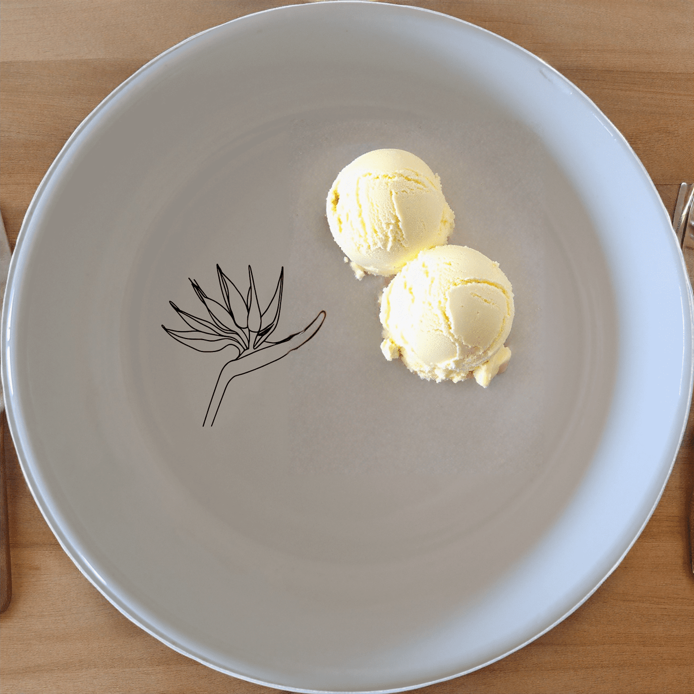 Bird Paradise Flat Bowl Set of 4 offers a unique and stylish addition to your dining collection, perfect for everyday use or special occasions.