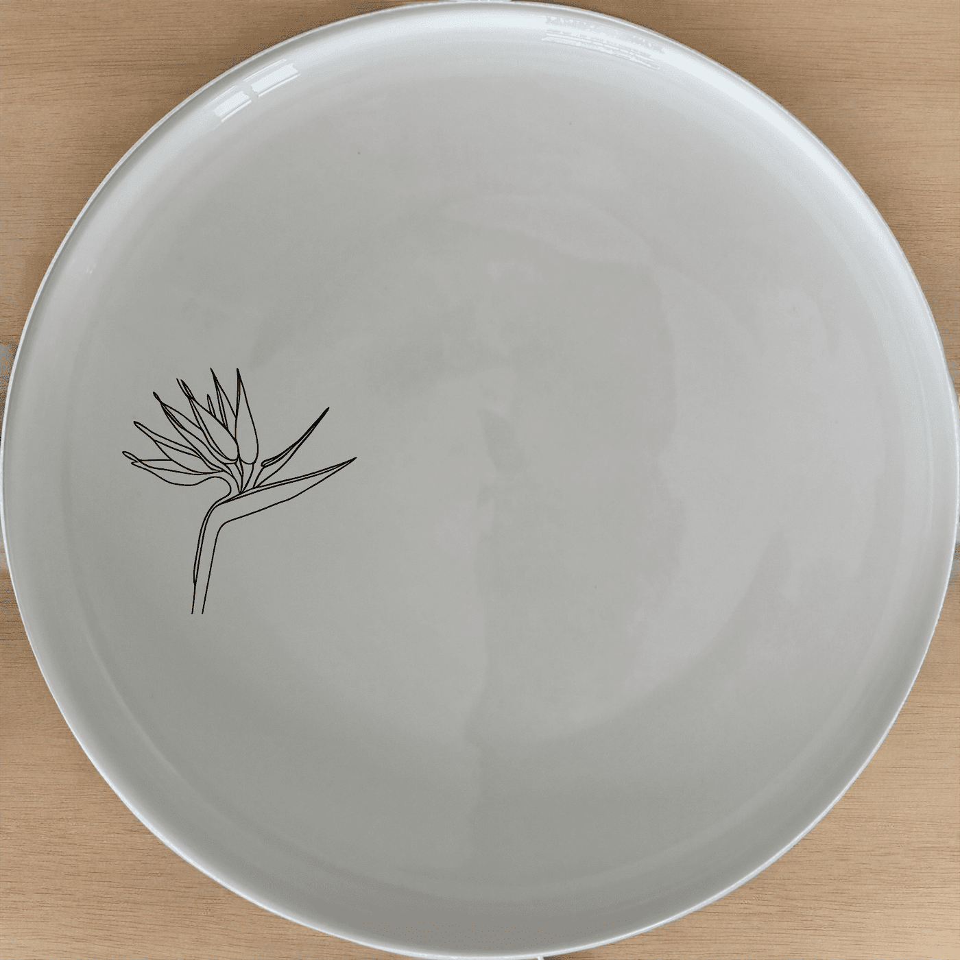 The Bird Paradise Dinner Plate Set of 4 features a delicate bird design, perfect for adding a touch of nature to your dining experience.