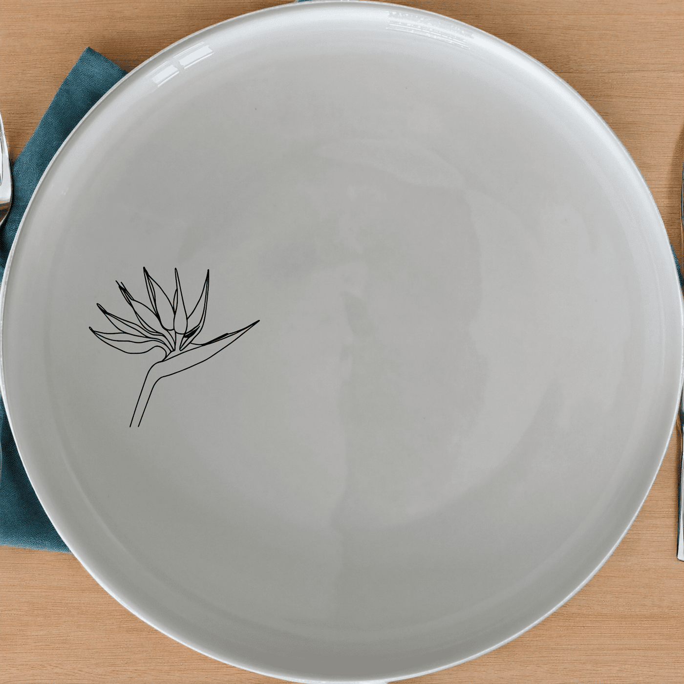 The Bird of Paradise Side Plate Set of 4 adds a touch of nature to your dining table with its elegant design.