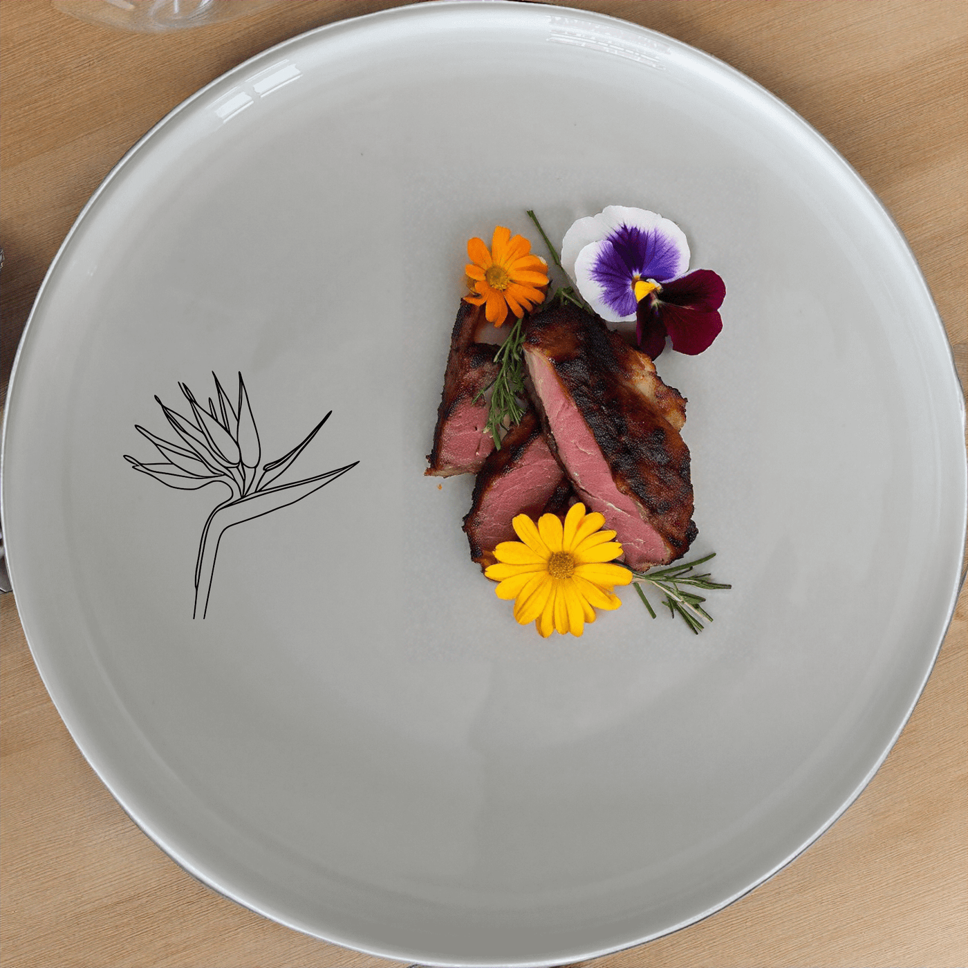 Bird Paradise Side Plate Set of 4 offers a stylish and modern addition to any dining table, perfect for everyday use or special occasions.