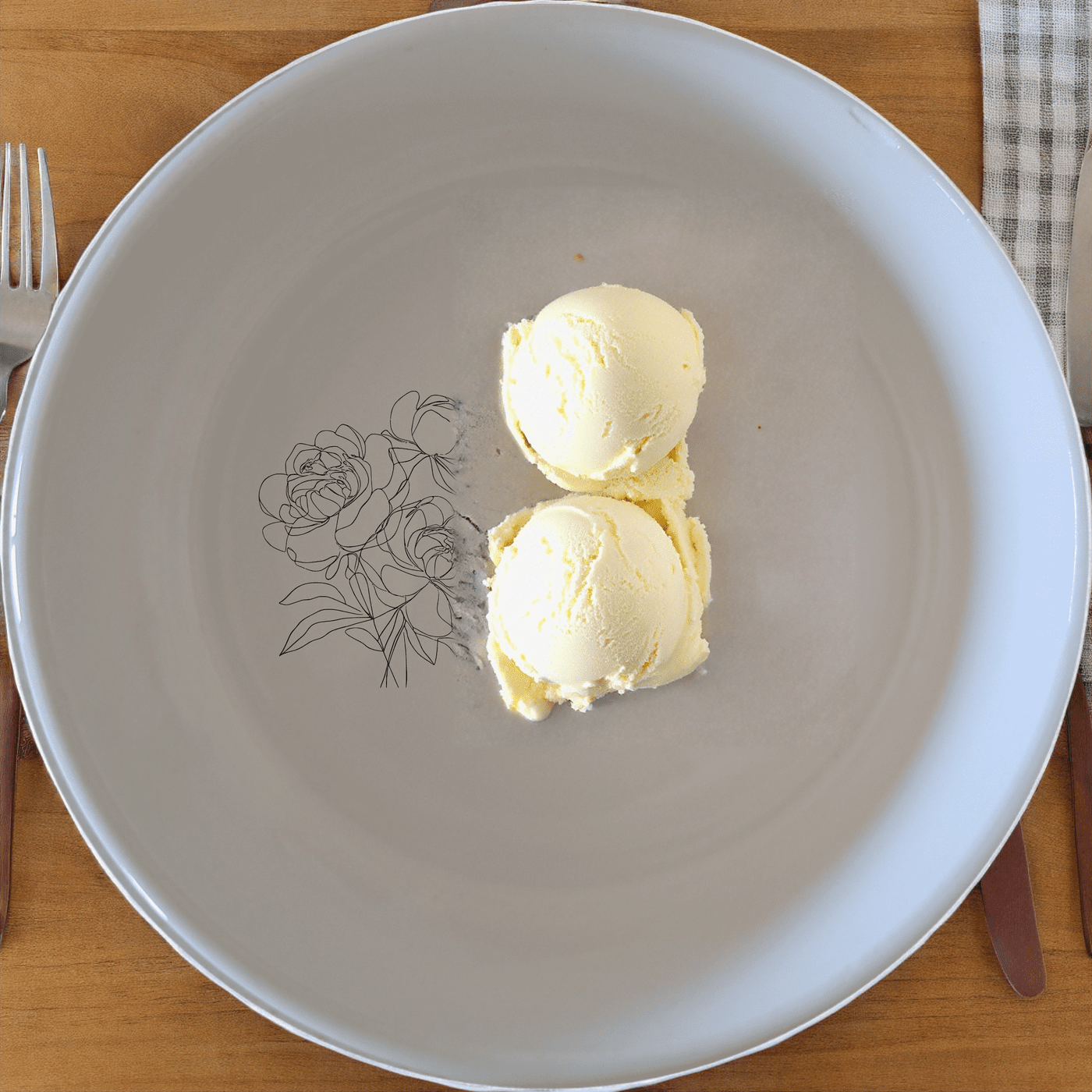 The Bold Coral Peonies Bowl Set of 4 adds a touch of elegance to your dining table with its unique design and vibrant color.