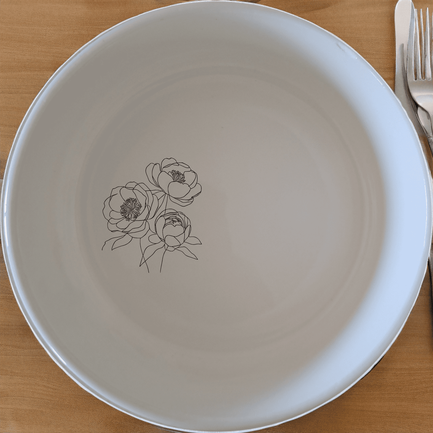 The Bold Coral Peonies Bowl Set of 4 features a striking coral design that adds a touch of elegance to any dining setting. Perfect for everyday use or special occasions.