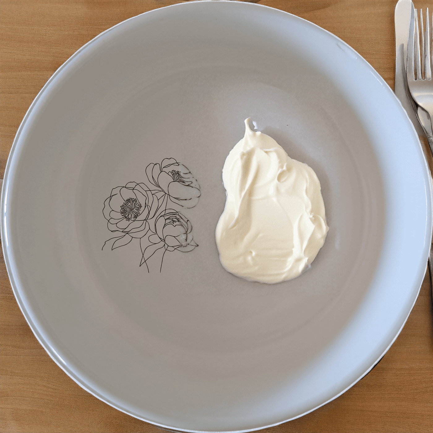 The Bold Coral Peonies Bowl Set of 4 features a striking coral design that adds a touch of elegance to any dining setting. Perfect for everyday use or special occasions.