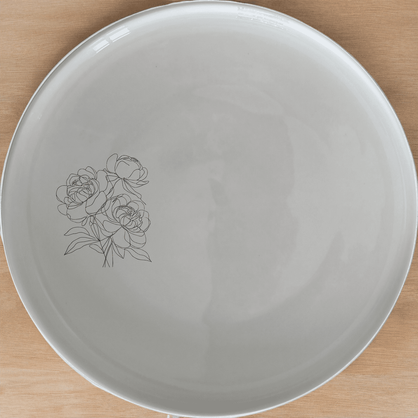 Bold Coral Peonies Side Plate Set of 4 adds vibrant color and elegance to any dining table, perfect for everyday use or special occasions.