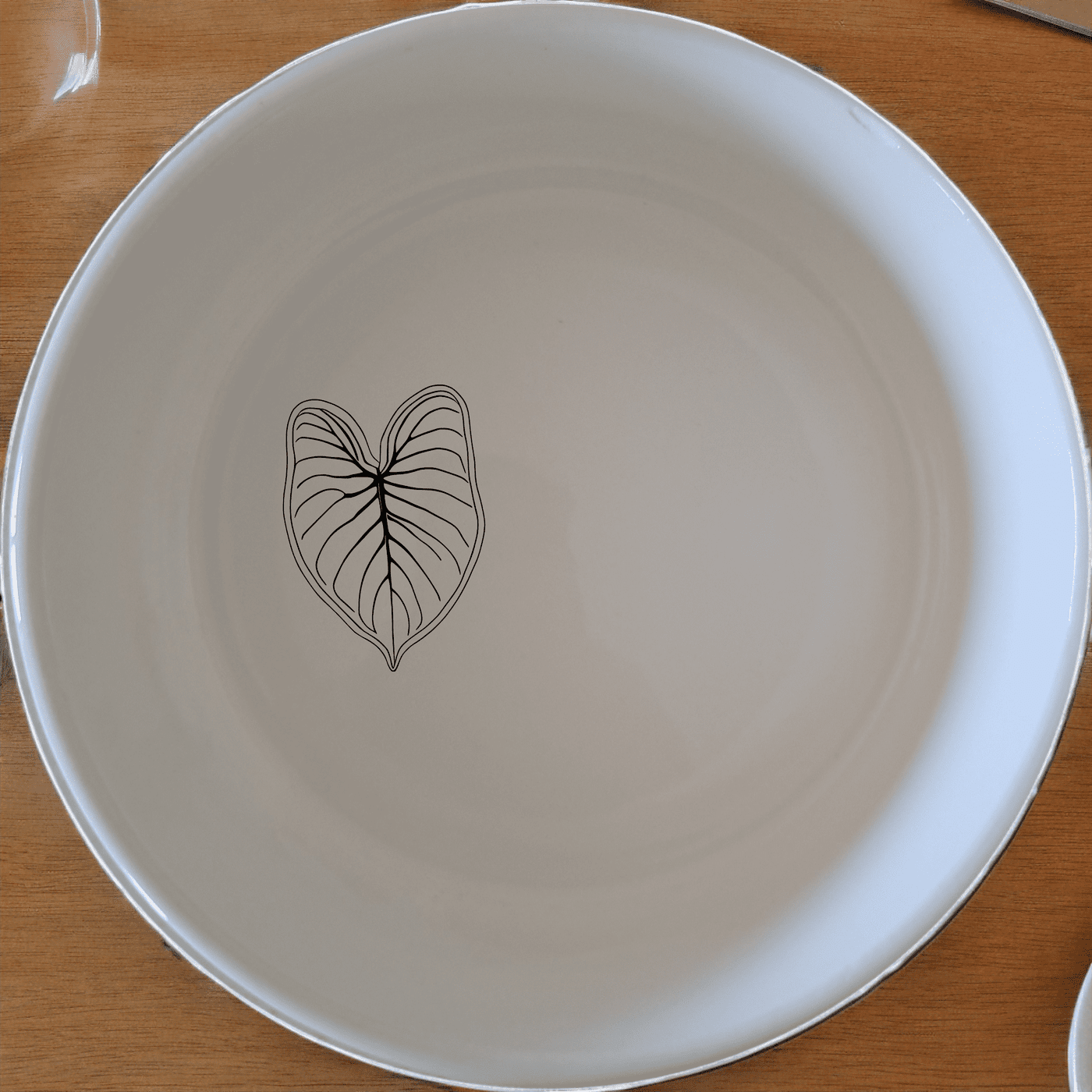 The Caladium Bicolor Bowl Set of 4 features elegant leaf designs, perfect for modern dining and everyday use.