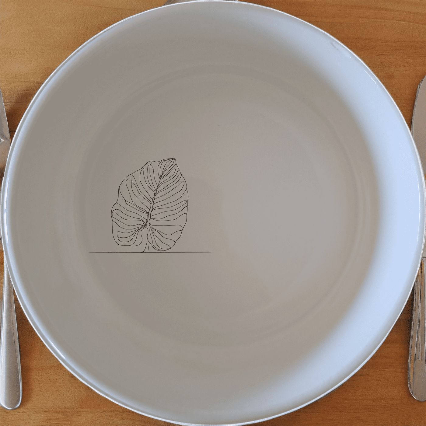 The Calathea Orbifolia Bowl Set of 4 features a delicate leaf design, perfect for any dining occasion. This set combines style and functionality for everyday use.