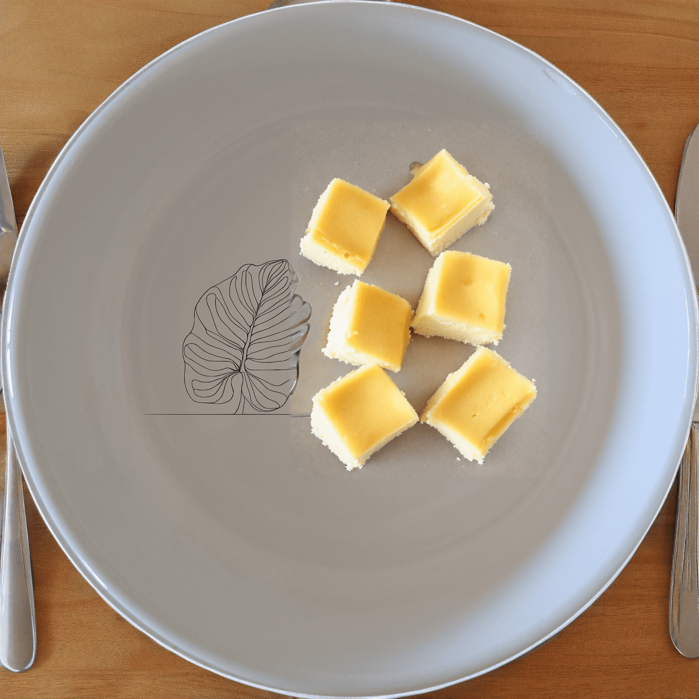 The Calathea Orbifolia Bowl Set of 4 features a delicate leaf design, perfect for any dining occasion. This set combines style and functionality for everyday use.