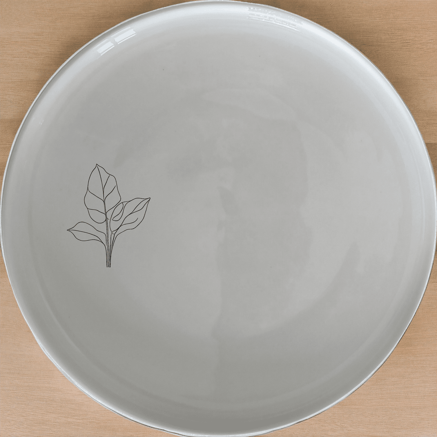 The Orbifolia Leaf Side Plate Set of 4 is a stylish and versatile addition to any dining table, perfect for everyday use or special occasions.