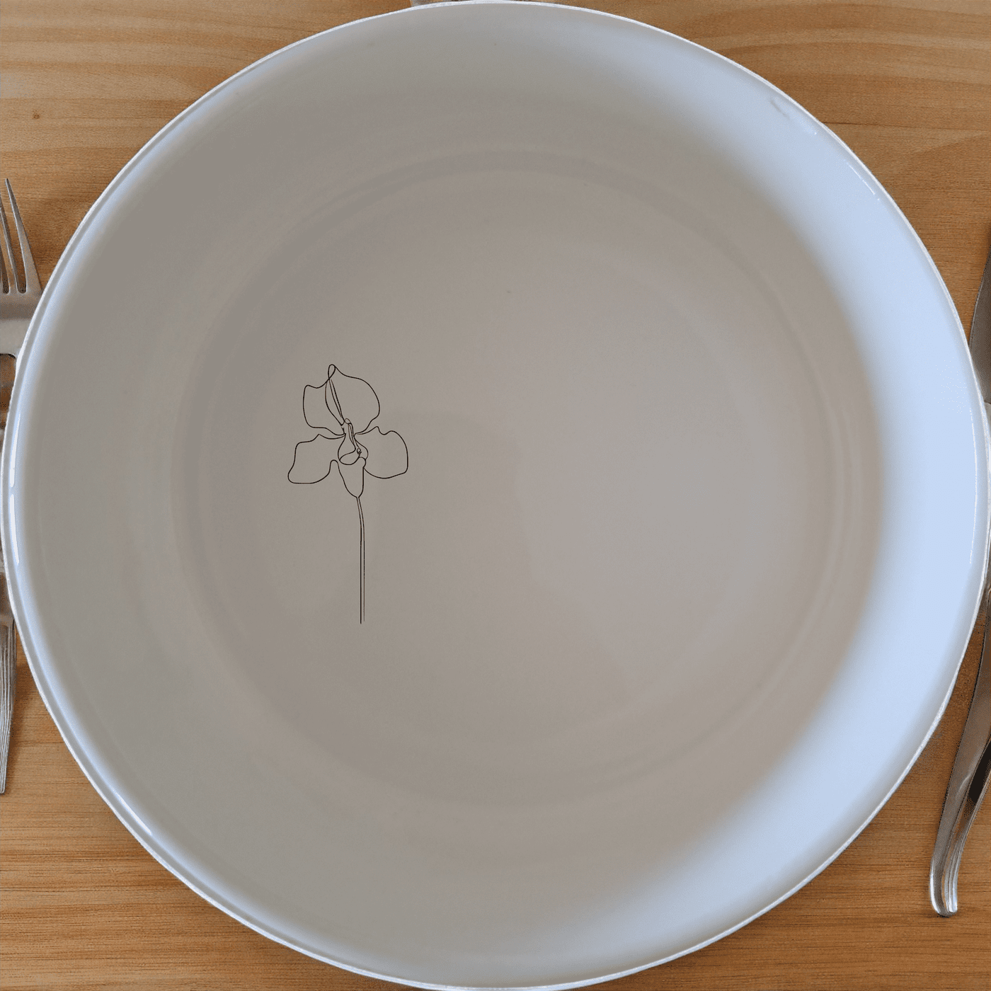 The Delicate Disa Flower Bowl Set of 4 features a subtle, elegant design perfect for any dining occasion.
