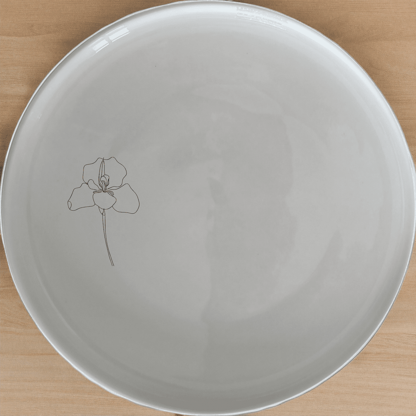 The Delicate Disa Flower Dinner Plate Set of 4 features a subtle, elegant design perfect for any dining occasion.
