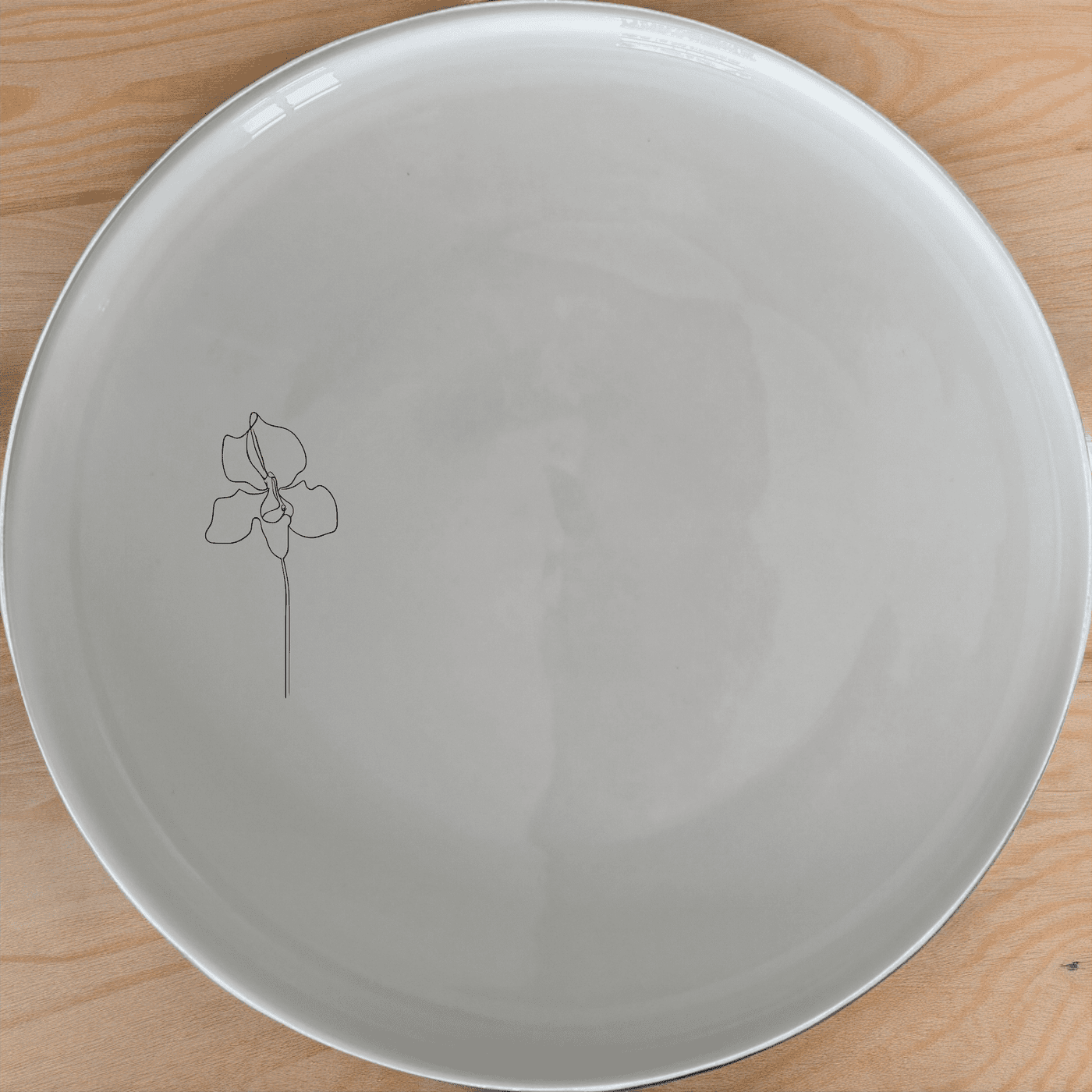 The Delicate Disa Flower Dinner Plate Set of 4 features an elegant design perfect for any dining occasion.