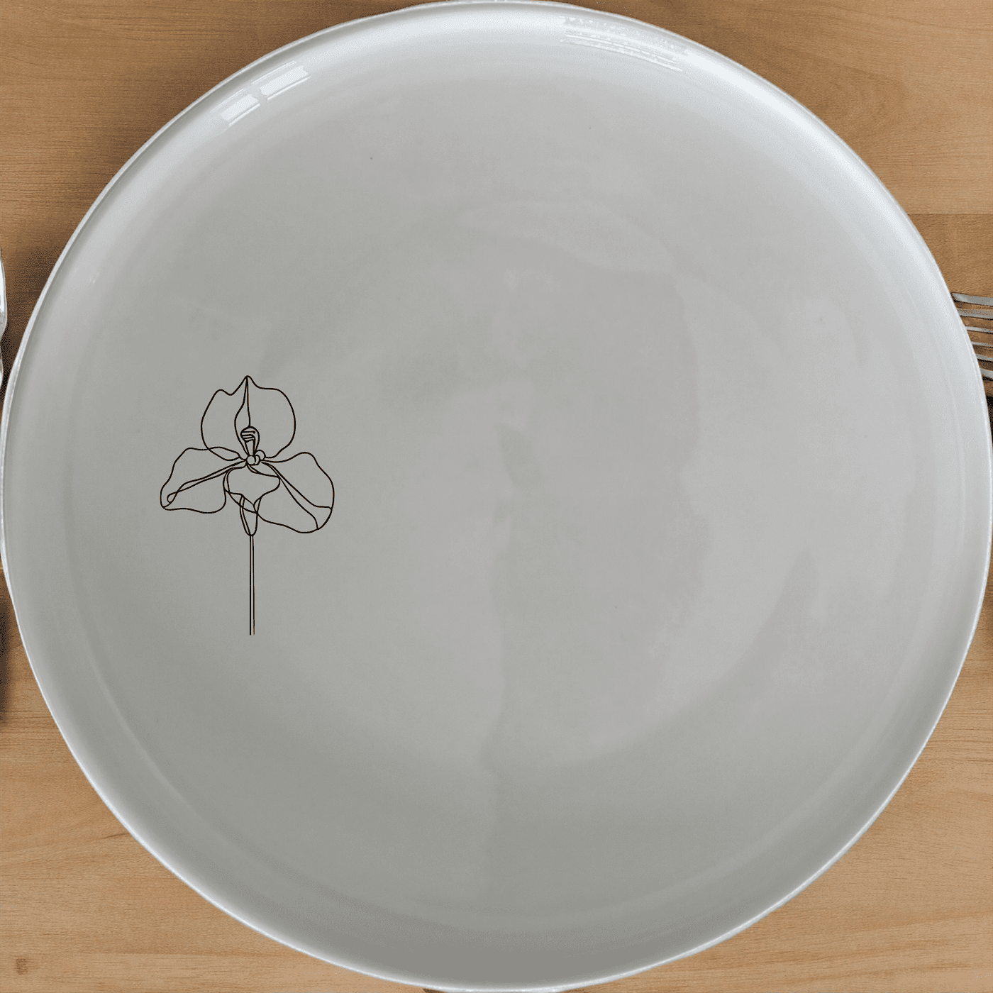 Delicate Disa Flower Side Plate Set of 4 offers a stunning, minimalist design perfect for modern dining and special occasions.