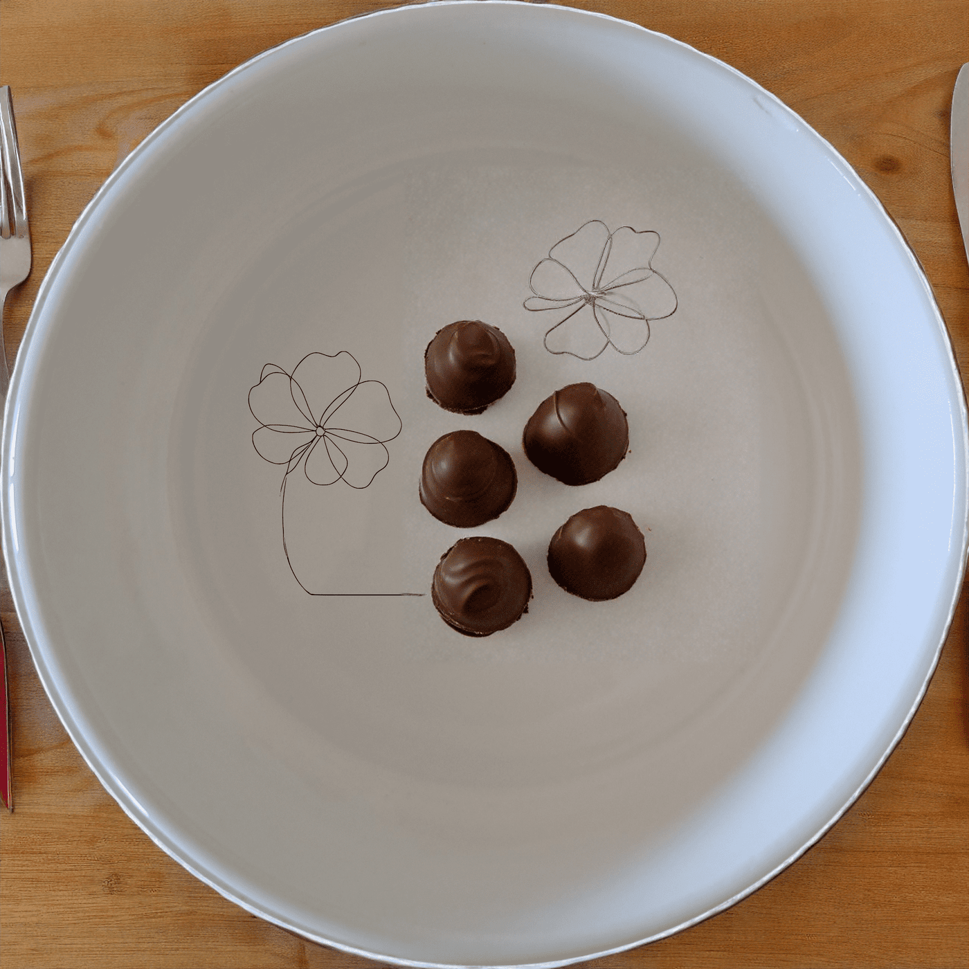 The Delicate Flower Petals Bowl Set of 4 features a minimalist floral design, perfect for everyday use or special occasions.