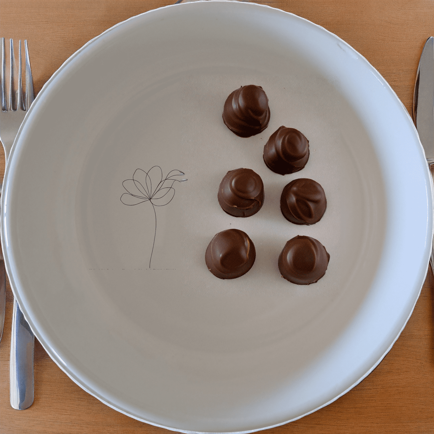 The Delicate Flower Petals Bowl Set of 4 features a minimalist design with subtle floral etchings, perfect for everyday use or special occasions.