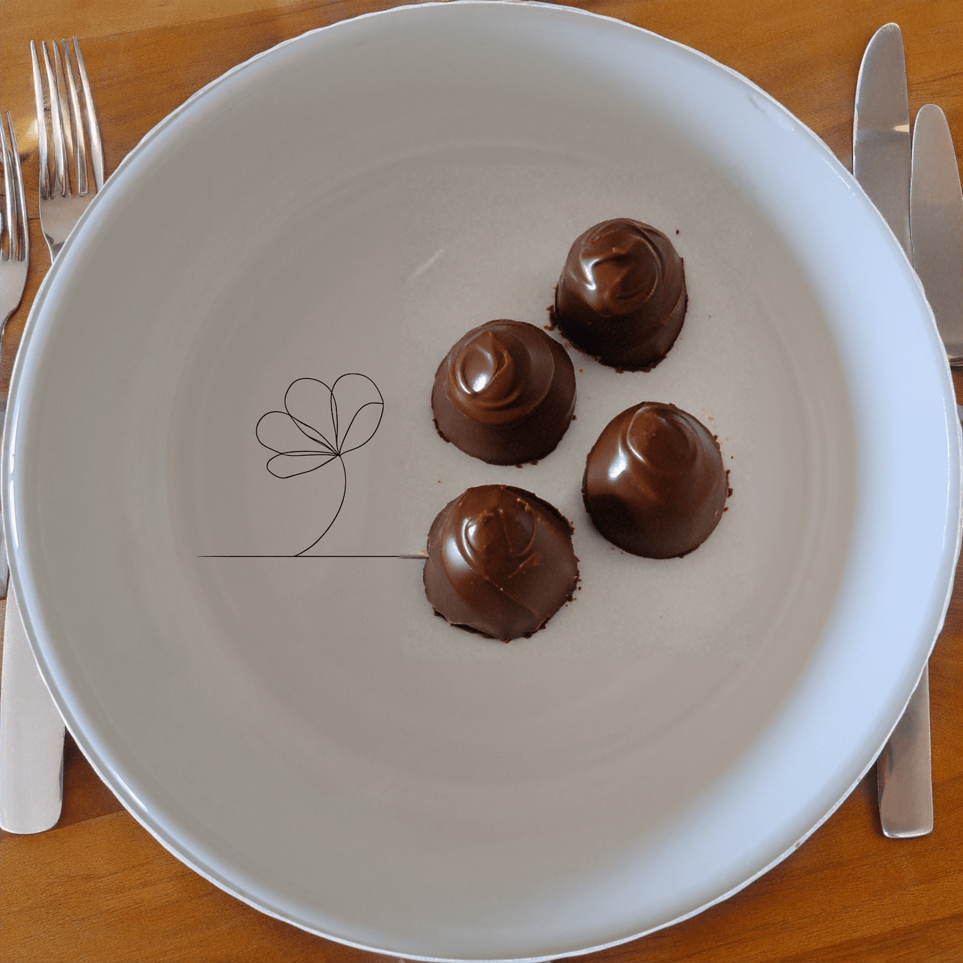 The Delicate Flower Petals Bowl Set of 4 features a minimalist design with subtle floral etching, perfect for everyday use or special occasions.