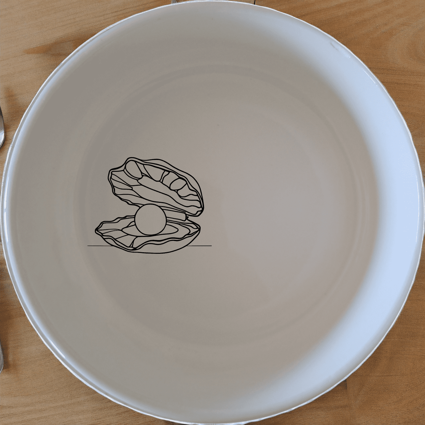 The Delicate Pearl Oyster Bowl Set of 4 features a subtle oyster design, perfect for adding a touch of elegance to your dining experience.