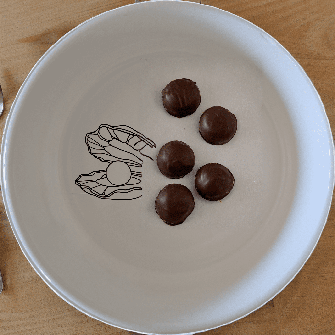 The Delicate Pearl Oyster Bowl Set of 4 features a subtle oyster design, perfect for adding a touch of elegance to your dining experience.