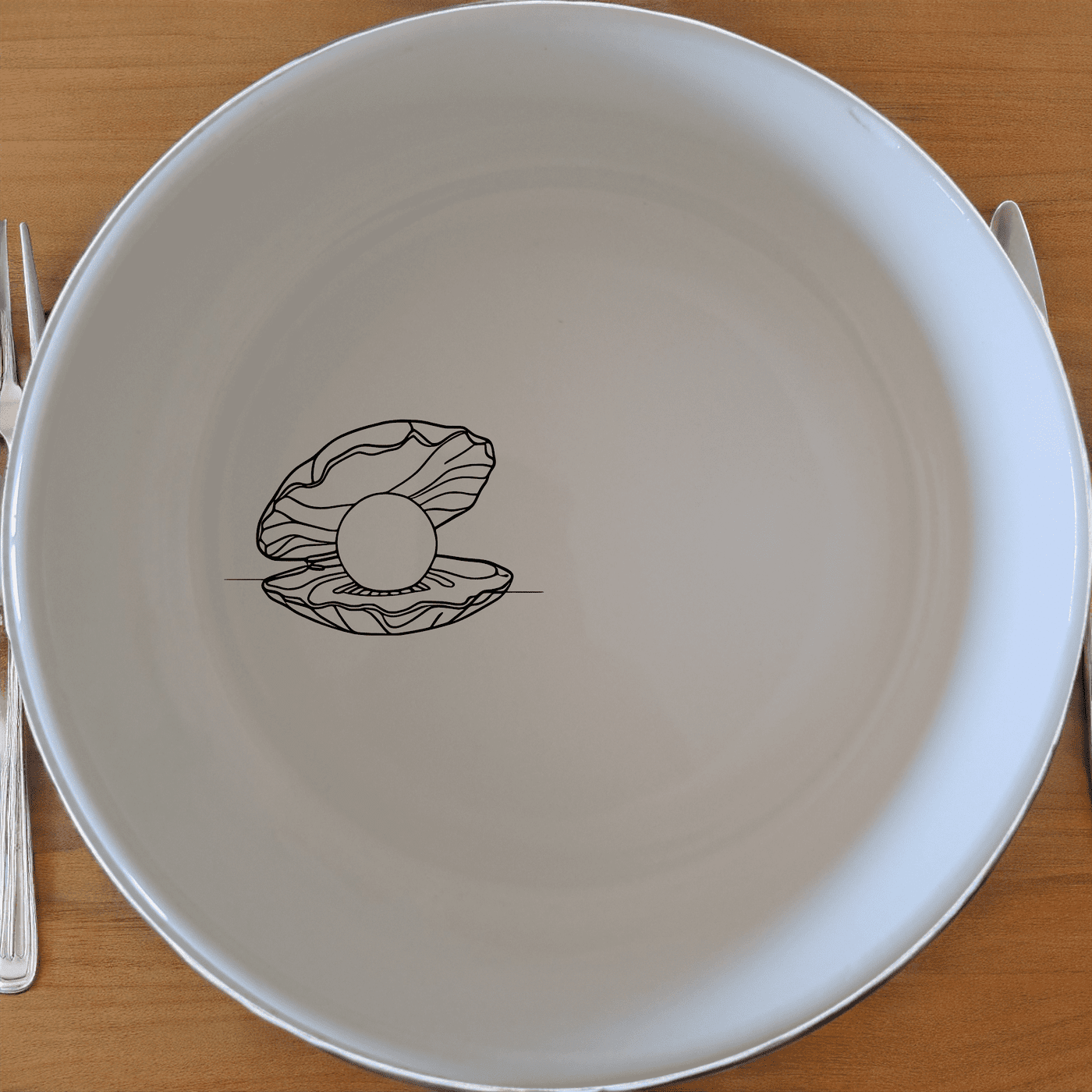 The Delicate Pearl Oyster Bowl Set of 4 features a subtle oyster design, perfect for adding a touch of sophistication to your dining experience.