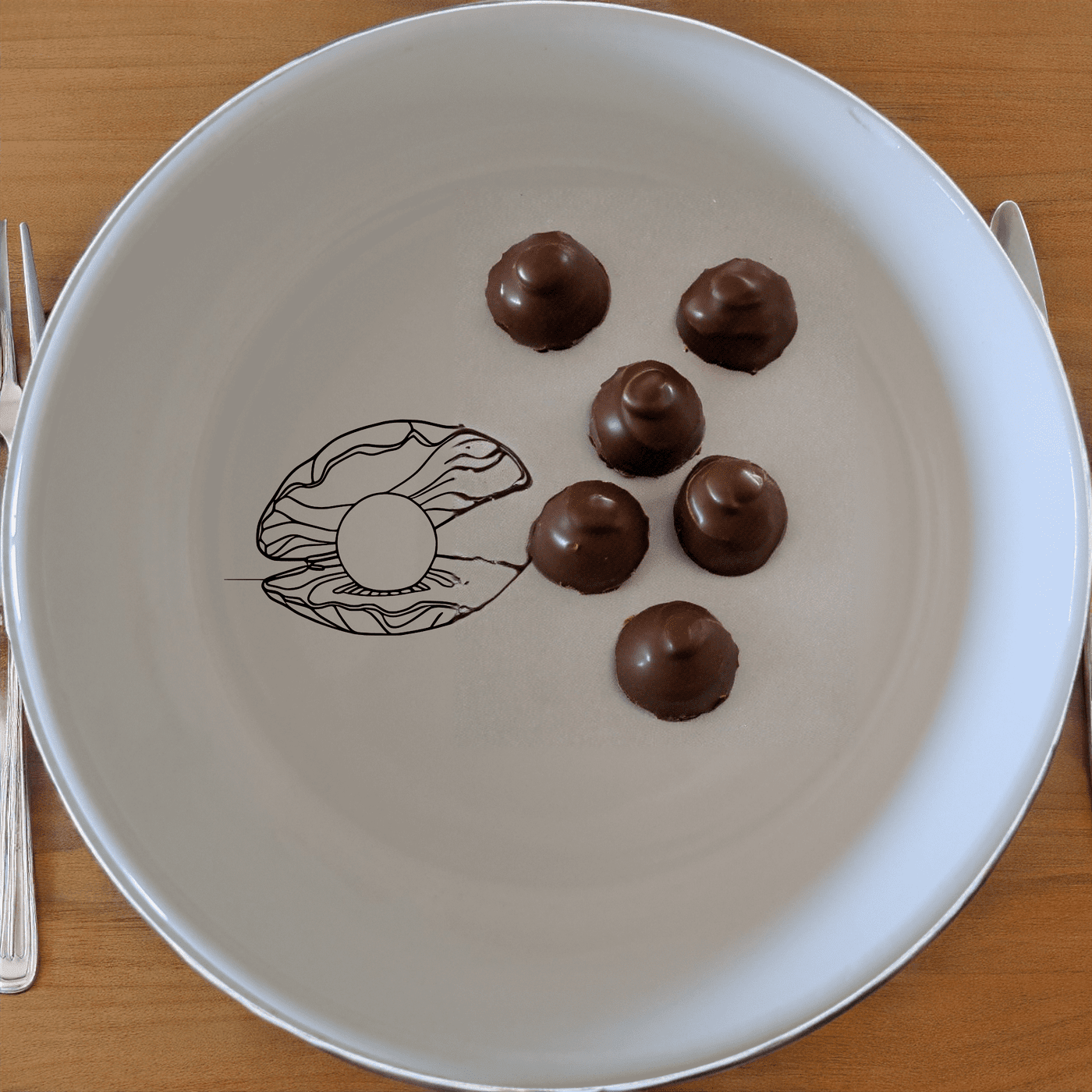 The Delicate Pearl Oyster Bowl Set of 4 features a subtle oyster design, perfect for adding a touch of sophistication to your dining experience.