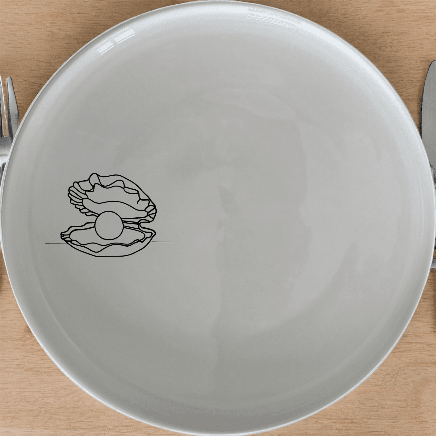 The Delicate Pearl Oyster Dinner Plate Set of 4 features an elegant oyster design, perfect for any dining occasion.