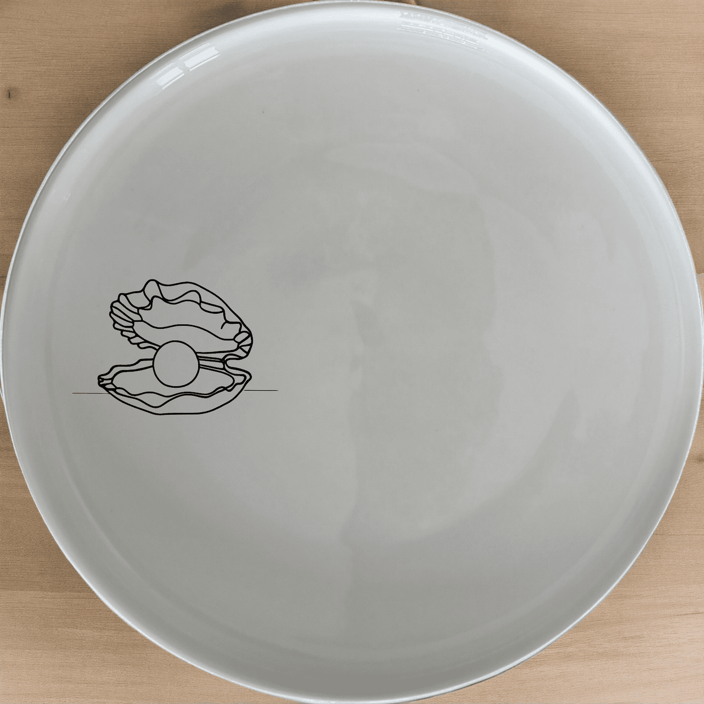 The Delicate Pearl Oyster Side Plate Set of 4 features a subtle oyster design, perfect for adding a touch of elegance to your dining table.