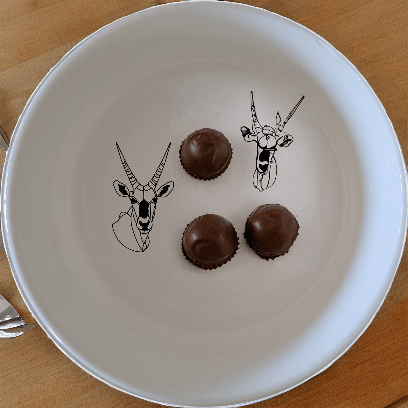 The Gemsbok Bust Bowl Set of 4 features elegant wildlife designs perfect for any dining table.