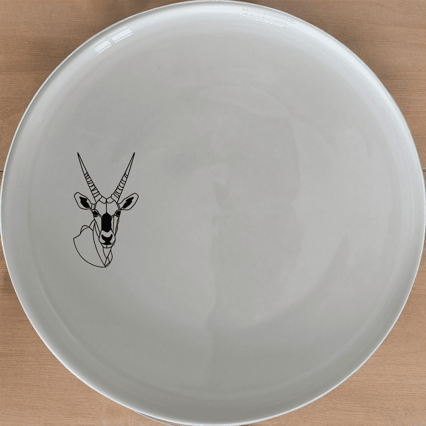 The Gemsbok Bust Dinner Plate Set of 4 features a striking silhouette design, perfect for modern dining and everyday use.