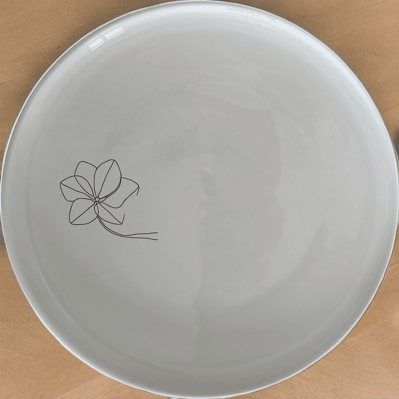 The Hoya Carnosa Dinner Plate Set of 4 features a delicate floral design, perfect for elevating any dining experience with its timeless elegance.