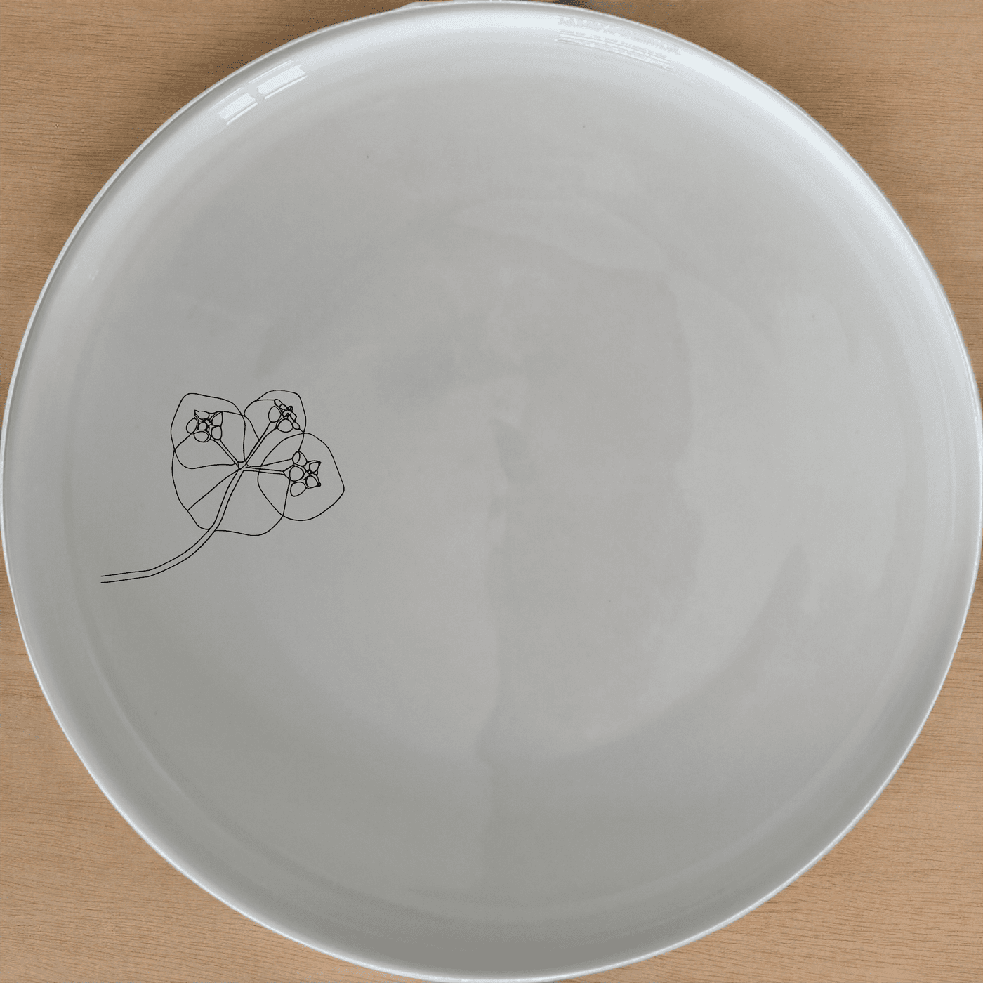 The Hoya Carnosa Dinner Plate Set of 4 features elegant floral designs perfect for any dining occasion.